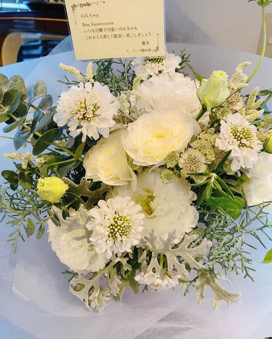 堤信子さんのインスタグラム写真 - (堤信子Instagram)「BDにと、素敵な香りのお花が届きました！@mamimori8 まみちゃん有難う^_^ ホワイトブーケ、うっとりです^_^」11月11日 16時15分 - nobnob1111