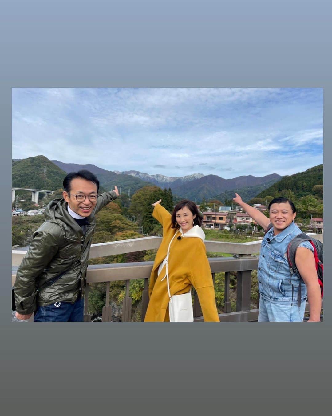 山口もえのインスタグラム：「・  運動神経をどこかに置き忘れた私が💦 一日に人生で一番歩く旅に出かけました🚶‍♀️ 本番前のストレッチの動画🎥 そりゃ残念な動きしております💧笑 不安しかない今回の旅 紅葉が始まった越後線沿線は お天気も良く景色も最高でした💓🍁⛰ ただ… 時間制限があったのでゴール目指して ひたすら歩く、小走り、走る💦笑 リーダー福澤朗さんとスギちゃんと📸✨  私とスギちゃんは後半から… 前半はとにかく明るい安村さんと ももクロの高城れにちゃんが🚶‍♀️ ３日で100キロの距離を バトンを受け継いでゴールを目指しました💕  11月13日(土)18:30〜20:54 TX「鉄道沿線歩き旅12　上越線100km　ももクロも歩くZ！SP」  #土曜スペシャル #テレビ東京 #鉄道沿線歩き旅12 #TV#紅葉#ガチです #技術さんもスタッフの皆さんも #カメラや機材をもって #100キロ歩きます！！ #本当にお疲れ様でした#❤️」