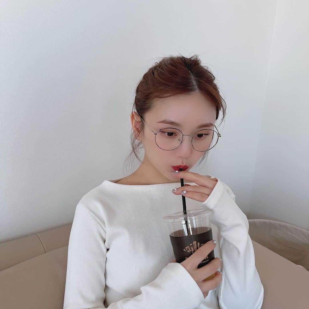 ひよんのインスタグラム：「🥸🤓  お家から出ない日は 楽ちんヘアと少しの気合いいれとして 9unqの美フォルムメガネ❤️ このメガネすっごく人気だったのだけど、 再入荷できるかもかもだから 報告できるようになったら言うね😍！  #ひよん #ひよん服 #9unq #クアンク #秋服コーデ」