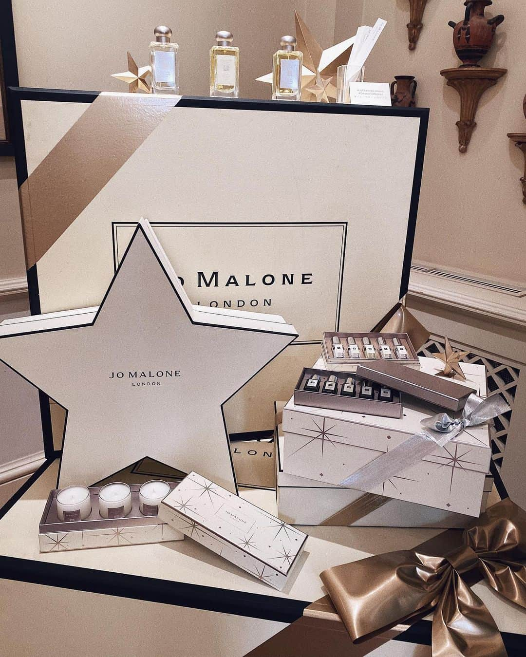 翁安芸さんのインスタグラム写真 - (翁安芸Instagram)「@jomalonelondon のクリスマスコレクション🎄💫✨  キラキラと輝くJo Malone Londonの世界。良い香りに包まれたずっと居たくなる素敵な空間☺️✨   クリスマス限定の香りやパッケージも発売されているので、お店にプレゼントを買いに行こうと思います💫❤️  #seasonofscent #jomalone #jomalonelondon #christmasseason #akiweng」11月11日 16時36分 - akinyc