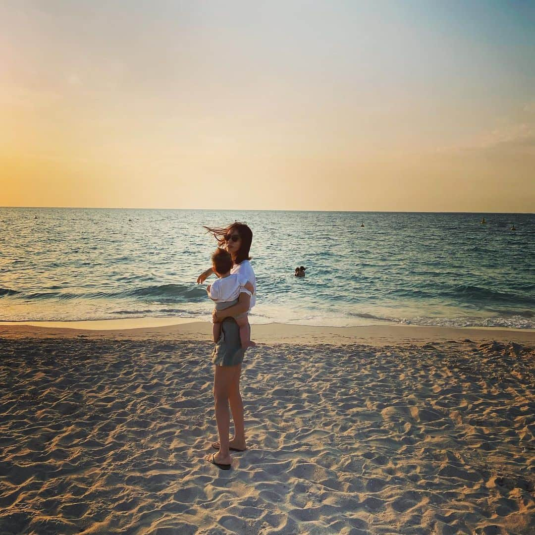 小泉里子さんのインスタグラム写真 - (小泉里子Instagram)「ドバイの夕日はデカい！ 沈むほどに増すデカさ！  ビーチは、 暑くもなく寒くもなく 海は温かい ベタつきもせず 風はサラサラ いい季節 髪は久しぶりにロン毛になりそうです。  #半年以上切ってない #海外暮らしの人 #ロン毛率高め #思うことは皆一緒か #satokodubai」11月11日 16時42分 - satokokoizum1