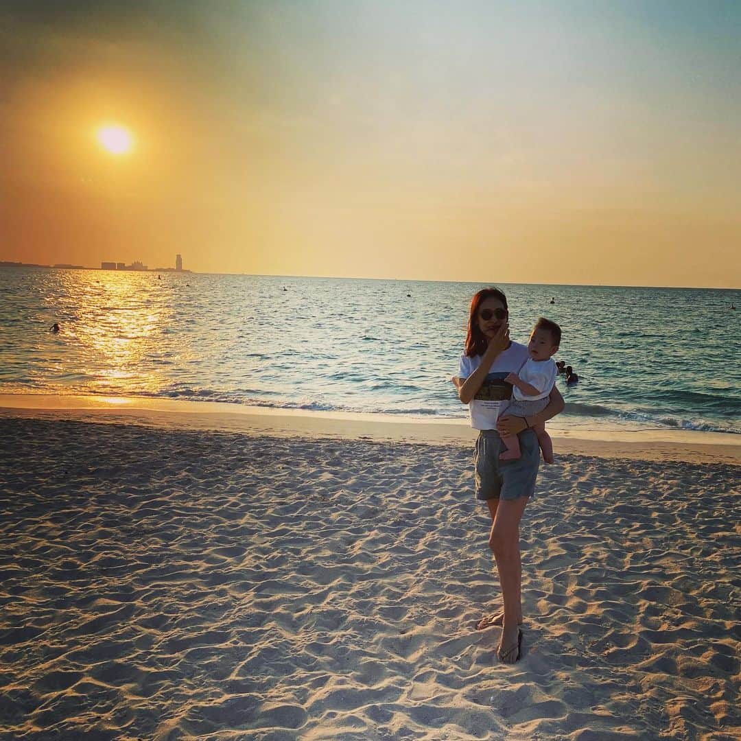 小泉里子のインスタグラム：「ドバイの夕日はデカい！ 沈むほどに増すデカさ！  ビーチは、 暑くもなく寒くもなく 海は温かい ベタつきもせず 風はサラサラ いい季節 髪は久しぶりにロン毛になりそうです。  #半年以上切ってない #海外暮らしの人 #ロン毛率高め #思うことは皆一緒か #satokodubai」