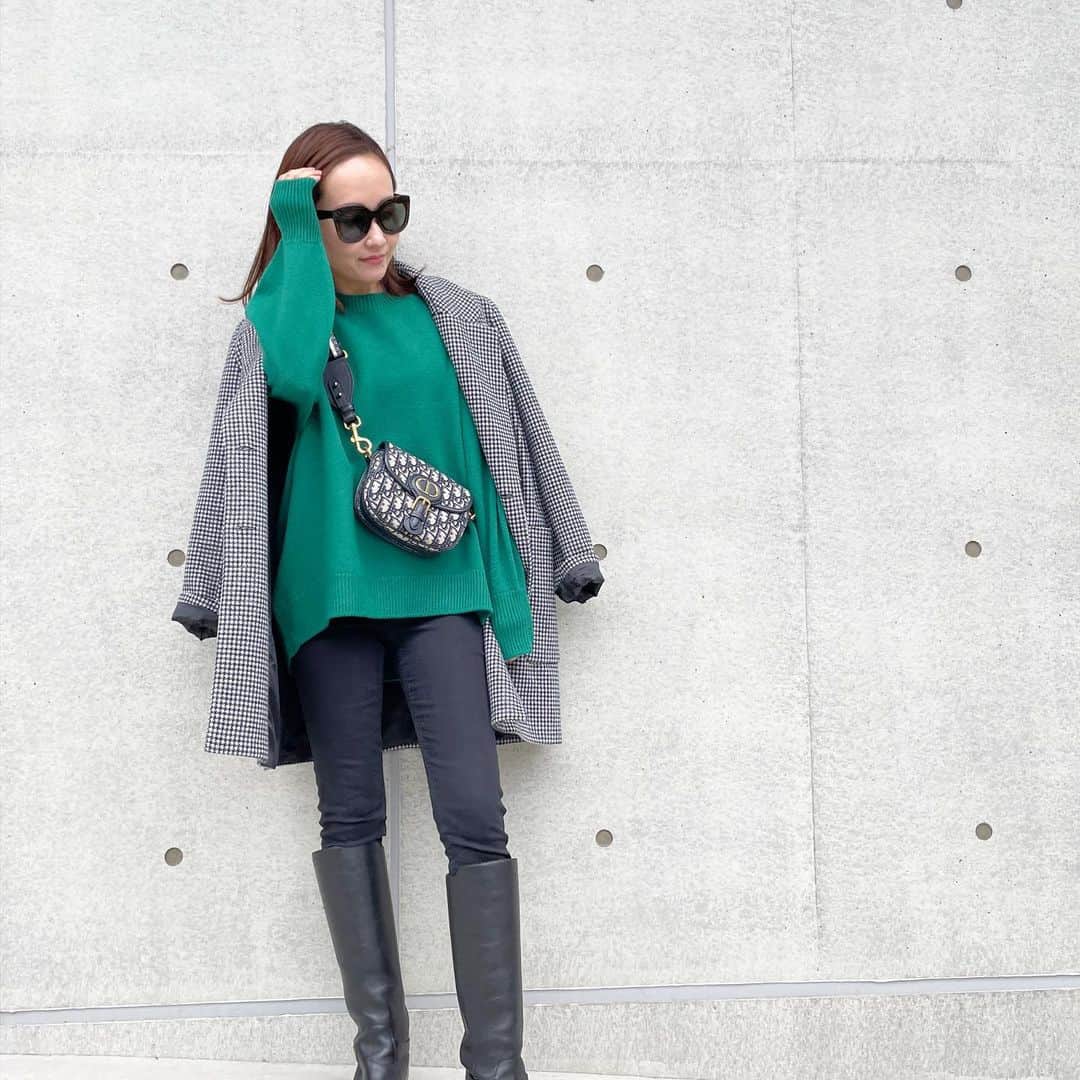 kyoco_ococさんのインスタグラム写真 - (kyoco_ococInstagram)「１枚で映えるグリーンは糸から染めて作った3色のうちの1色🧵  １番気に入ってる色かも🥸💚 シンプルだけど日常に取り入れやすく着やすいニットです🤍  . jacket @zara knitwear @_bluelea_  pants @acnestudios  boots/bag @dior」11月11日 16時53分 - kyocoococ