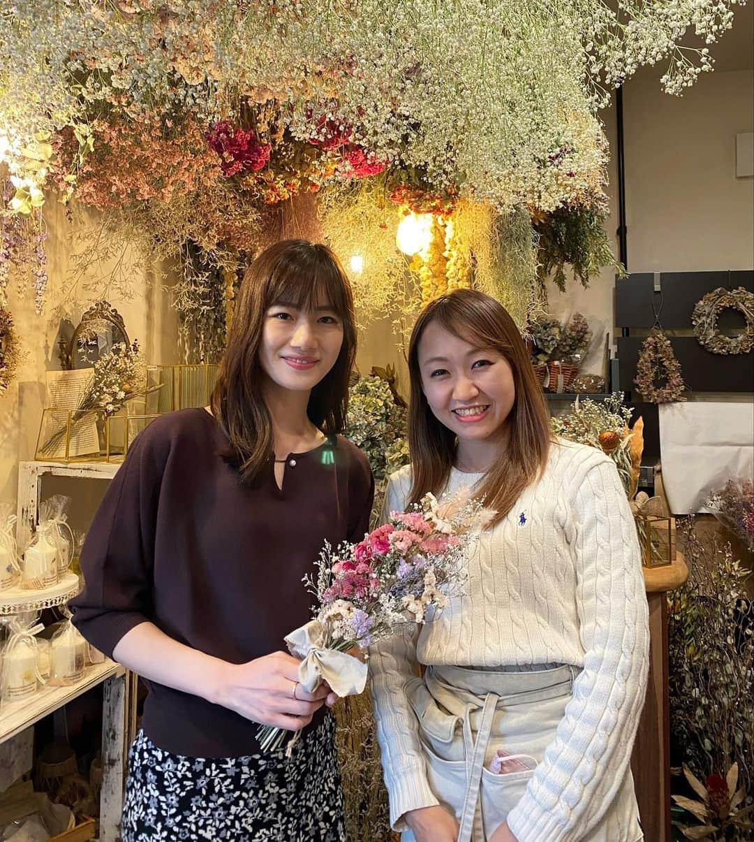 のインスタグラム：「💐💐💐 ⁡ 以前、取材でお世話になったともみさん @atelier__amour のドライフラワーのお店に♡ ⁡ 今回はスターチス、かすみ草などを入れてめちゃめちゃ可愛いスワッグを作っていただきました🌹 ⁡ 飾るのが楽しみ🥰 ⁡ ⁡ #andf #ドライフラワー #ロスフラワー #dryflower #花のある暮らし #ドライフラワーのある暮らし #スワッグ #スプレーバラ #スターチス #ハイブリッドスターチス #かすみ草 #テールリード」