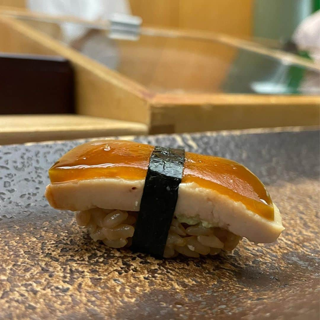 はんなさんのインスタグラム写真 - (はんなInstagram)「すし匠🍣 . たまたま席が空いたみたいで 5日前で急だったけど誘って頂いたの❤️ . はんなのインスタ見てくれてて 次はカウンターで食べたいなって書いてたのを 覚えててくれたみたいで🥺✨ . 今回も安定に美味しかった❤️‍🔥 . それに枠も譲ってくれて✨ 感謝しかない🥲🙏 . すし匠納めできてよかった💗 次は来年💫 . . 今回の外観は夜バージョン🌙  .  #時差投稿 #キャバクラ #キャバ嬢 #キャバ #新宿 #歌舞伎町 #六本木 #大阪#水商売 #シャンパン #寿司#鮨 #すし匠 #予約困難店 #超予約困難店 #四ツ谷グルメ #四ツ谷 #女子会 #すしすたぐらむ #vancleefarpels #dinner #instafood #dinner #instagram #instagood #instapic #instalike #followｍe #selfie #fashion #🍣」11月11日 17時02分 - hannna_0708