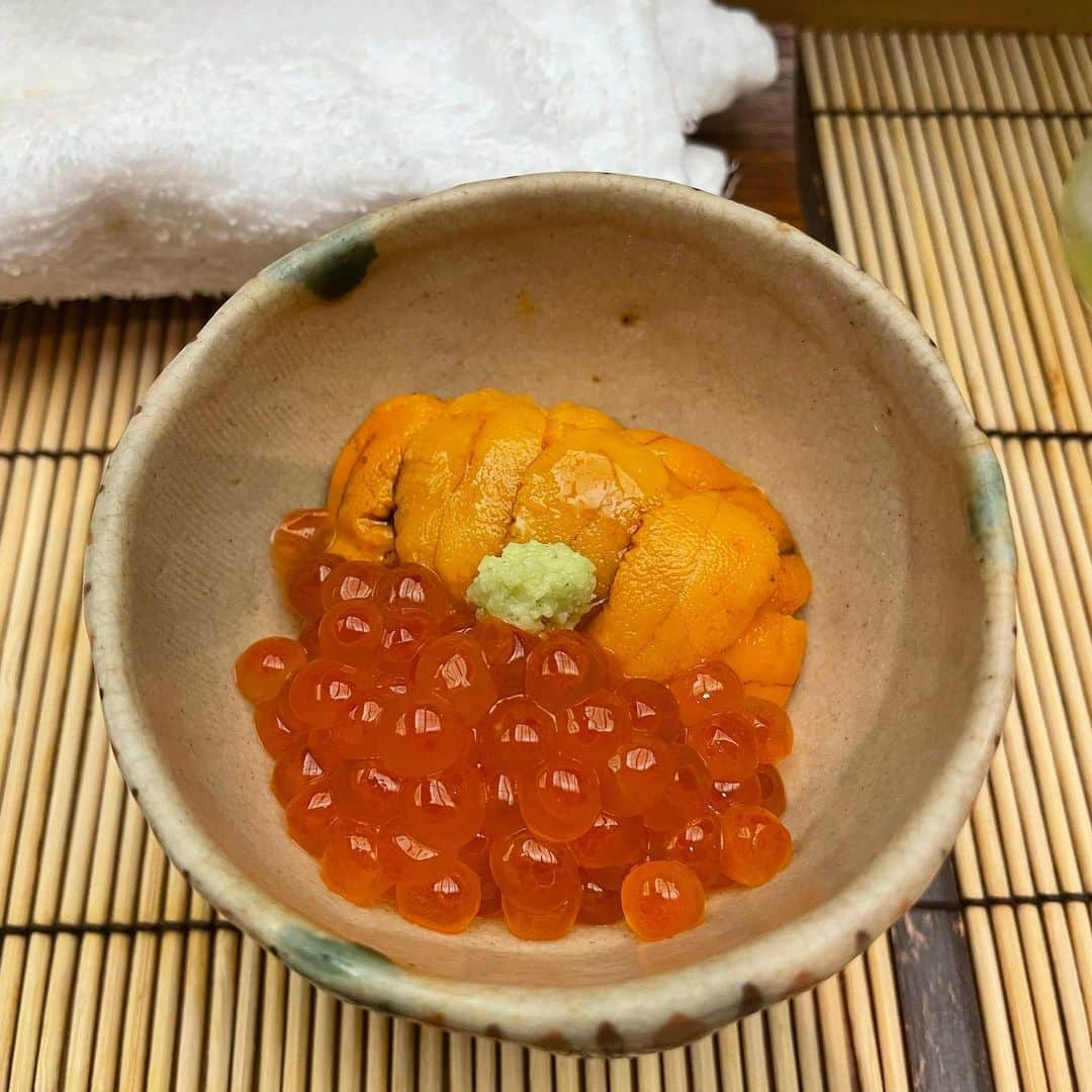 はんなさんのインスタグラム写真 - (はんなInstagram)「すし匠🍣 . たまたま席が空いたみたいで 5日前で急だったけど誘って頂いたの❤️ . はんなのインスタ見てくれてて 次はカウンターで食べたいなって書いてたのを 覚えててくれたみたいで🥺✨ . 今回も安定に美味しかった❤️‍🔥 . それに枠も譲ってくれて✨ 感謝しかない🥲🙏 . すし匠納めできてよかった💗 次は来年💫 . . 今回の外観は夜バージョン🌙  .  #時差投稿 #キャバクラ #キャバ嬢 #キャバ #新宿 #歌舞伎町 #六本木 #大阪#水商売 #シャンパン #寿司#鮨 #すし匠 #予約困難店 #超予約困難店 #四ツ谷グルメ #四ツ谷 #女子会 #すしすたぐらむ #vancleefarpels #dinner #instafood #dinner #instagram #instagood #instapic #instalike #followｍe #selfie #fashion #🍣」11月11日 17時02分 - hannna_0708