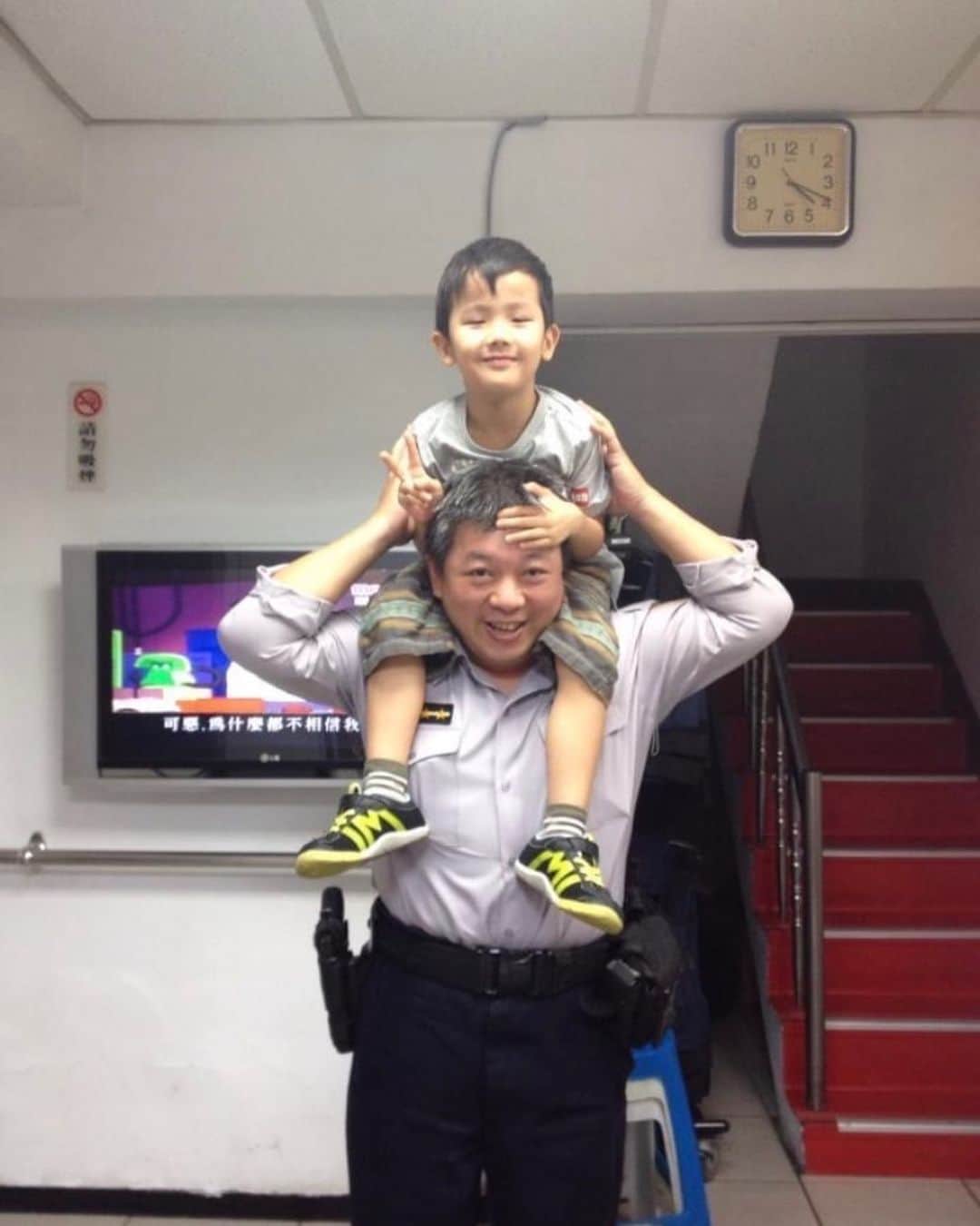 希良梨のインスタグラム：「Taiwan Life  台湾警察、カッコいい！！ SKYパパの幼馴染の、警察の古友と。警察署の中で、台湾茶を飲ませてくれて、ゆっくりと語り合い。 台湾らしく、横繋がりの横社会。 日本は縦社会。 台湾では、横繋がりの助け合い。 何かあれば、いつも助けてくれるし、助け合いだ。 感謝台湾🇹🇼 私の、第二の故郷。  #台湾 #台北 #警察 #幼馴染 #助け合い #goodvibes #love #japan #taipei #taiwan #simple #nature #police」