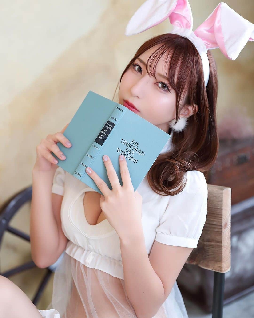 市川愛さんのインスタグラム写真 - (市川愛Instagram)「🐰📚  #portrait#model#instafollow#japanese#photography#kawaii#ig_japan#picoftheday#followme#攝影#ポートレート#ポトレ#日本的#自撮り女子#tokyolife#injapan#소수촬영#한민영#b612#ハロウィンコスプレ#halloween#ハロウィン仮装#うさぎのしっぽ#うさぎコスプレ#バニー#白うさぎ#不思議の国のアリス」11月11日 17時26分 - pkmnai