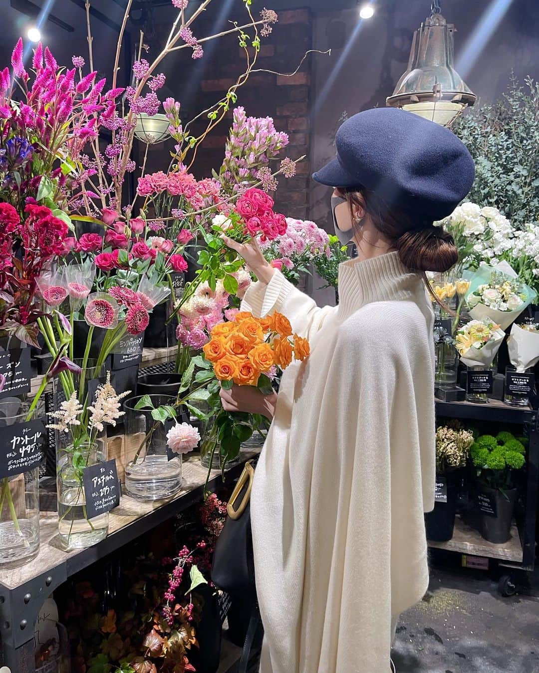 ダレノガレ明美さんのインスタグラム写真 - (ダレノガレ明美Instagram)「薔薇可愛いね☺️🌹 薔薇の季節だからいろんな種類の薔薇があって嬉しい🥺 昔から家には常にお花が飾ってあったので、その影響で1人暮らししてからも ずっと家には常にお花置いてます✨  #お花のある暮らし  #薔薇」11月11日 17時32分 - darenogare.akemi
