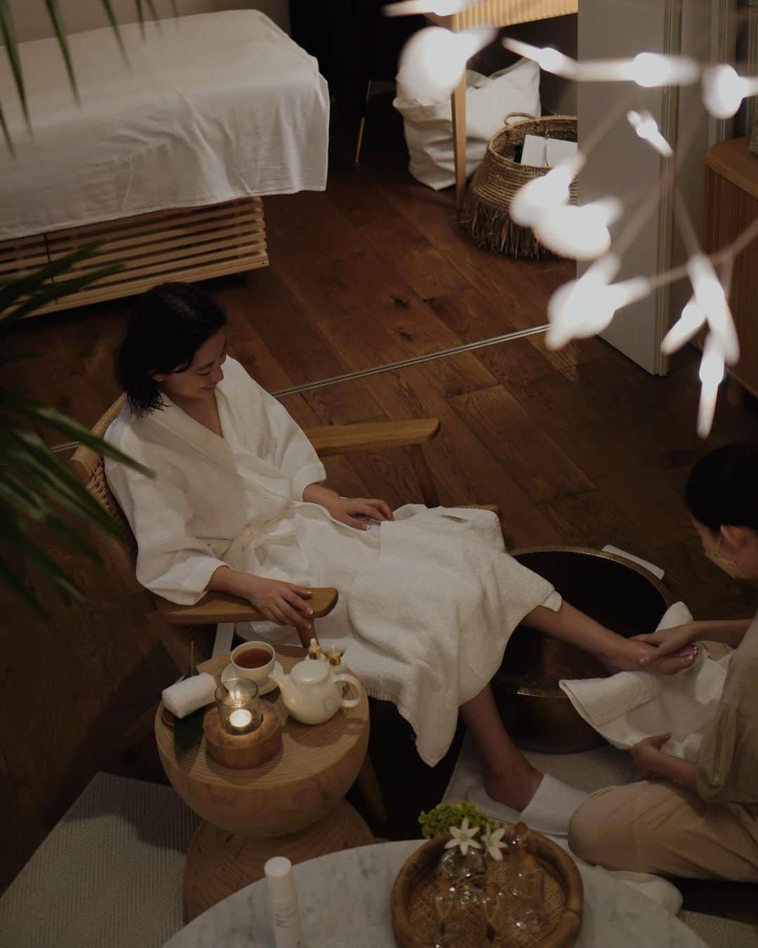 JUNNAのインスタグラム：「先日久しぶりに アロマオイルトリートメントサロン @endearspa  endear（エンディア）へ  落ち着いた雰囲気のプライベート空間は 家具、インテリア、ティーカップ等 拘りのインポートもので海外のスパへ旅行に来た様な気分...  @endearspa は ひと月の中でも揺らぎのある 女性特有のカラダのバランスにフォーカスし 向き合いながら、乱れたバランスを整えてくれるサロン  こんなサロンには出会ったことが無い... @endearspa ならではのメニュー  五つ星ホテルのSPAで確かな技術を誇るセラピストさんたちが、悩みに寄り添ったカウンセリングとトリートメントメソッドで身も心も丁寧に包み込んでくれる...  心身を落ち着かせ整える「メリッサ」の精油を主成分としたオリジナルオイルがなんとも心地良く、自宅でもこの香りに包まれてセルフマッサージをしたい！と 顔、髪、体、全身に使えるオイルをお持ち帰り🛍  今回受けたメニューは @canako__nishimura さんが 凄く良かったと言っていた ホットストーンを使ったマッサージにしてみたのだけど、 それがもー最高で...  施術後も温泉から上がったかの様な、 ポカポカが終日続いて末端冷え性の私の足先が1日ほわほわ...  施術中は夢の中と現実の世界の狭間をウロウロ  フェイスマッサージには 英国コッツウォルズ発の選び抜かれた素材とこだわりの製法で作られた上質なオイル「ila」 @ila_japan を使って 心身共に...🕊  とにかく心地が良過ぎて...🤤  これが待ち受けている展示会、怒涛の春夏撮影、水着撮影...  年内ラストにもう一度、自分への労いに... 予約したいと思っています  細部まで本当に細やかなお気遣いが 美しいサロン  自信を持ってオススメしたいサロン  極上のひとときを...🕊  #endearendear #エンディア #endear#マッサージ #トリートメント#麻布 #アロマトリートメント #アロマ#ila#メリッサ #癒し」