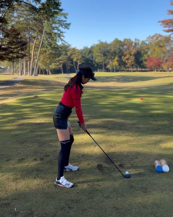 のインスタグラム：「ショートホール⛳️ 新しく仲間入りした4Uいい感じ🌸 今まで6i(約140-150yd)の次が 7w(約165-175yd)で間が20ydくらい空いてて、 やっと150〜165ydのショートで ちゃんと打てるクラブができたの🤣✌️ 今までは6iでラン乗りすることを祈りながら打ってた笑  あと1本入れられるから3w挑戦しようかなぁ🎶  にしても、右向いてるよねぇ🥲 . #まいごるふ#ゴルフ#ゴルフ女子#ゴルフスイング#ゴルフウェア#ゴルフコーデ#maigolf#golf#golfswing#golfwear#골프#골프스윙#골프중독#골프웨어」