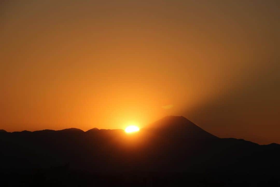 坂元美香さんのインスタグラム写真 - (坂元美香Instagram)「today's sunset 2021/11/11 16:24  富士山くっきり。 夕日っぽい夕日でした。  こんなに堂々と大きいのに 太陽が散々照り散らしたあとに ゆっくりと姿を現す富士山の謙虚さが すごく好きなのです😌  #sunsetphotobymikasakamoto  #sunset #夕陽 #夕日 #黄昏時 #夕焼け #tokyosky #やっぱり空が好き #イマソラ #タイムラプス #CanonEOSKiss8i」11月11日 18時08分 - mika_saka
