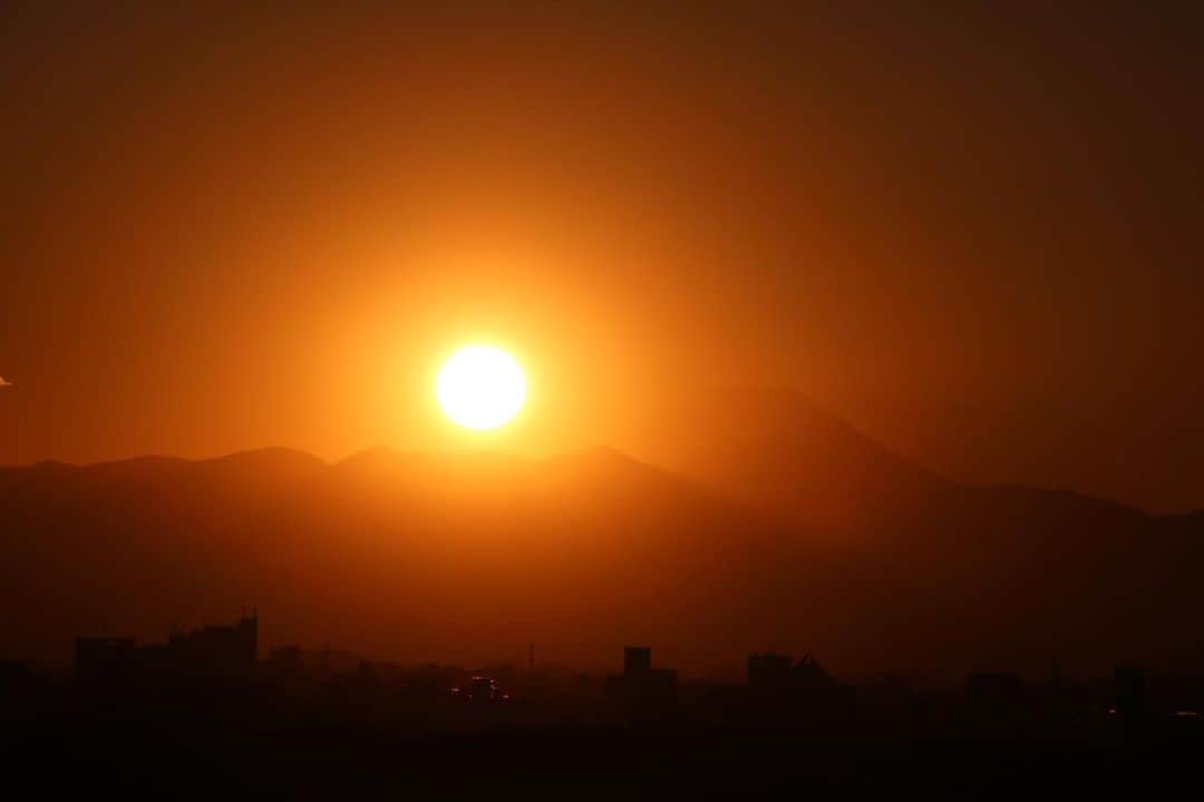坂元美香さんのインスタグラム写真 - (坂元美香Instagram)「today's sunset 2021/11/11 16:24  富士山くっきり。 夕日っぽい夕日でした。  こんなに堂々と大きいのに 太陽が散々照り散らしたあとに ゆっくりと姿を現す富士山の謙虚さが すごく好きなのです😌  #sunsetphotobymikasakamoto  #sunset #夕陽 #夕日 #黄昏時 #夕焼け #tokyosky #やっぱり空が好き #イマソラ #タイムラプス #CanonEOSKiss8i」11月11日 18時08分 - mika_saka