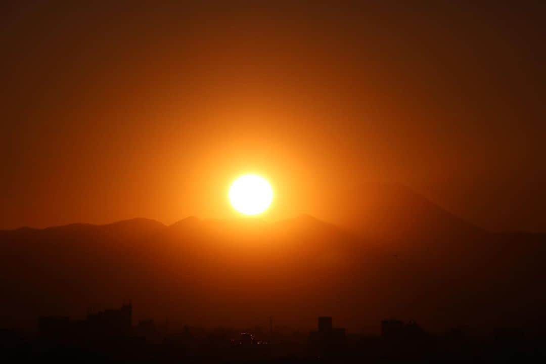 坂元美香さんのインスタグラム写真 - (坂元美香Instagram)「today's sunset 2021/11/11 16:24  富士山くっきり。 夕日っぽい夕日でした。  こんなに堂々と大きいのに 太陽が散々照り散らしたあとに ゆっくりと姿を現す富士山の謙虚さが すごく好きなのです😌  #sunsetphotobymikasakamoto  #sunset #夕陽 #夕日 #黄昏時 #夕焼け #tokyosky #やっぱり空が好き #イマソラ #タイムラプス #CanonEOSKiss8i」11月11日 18時08分 - mika_saka