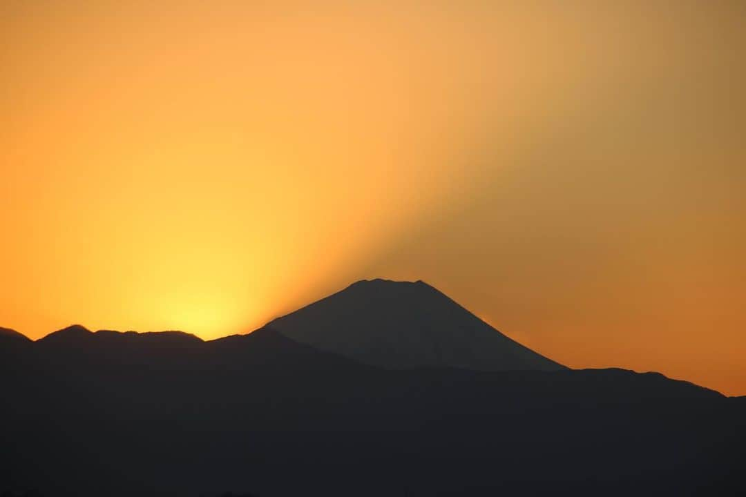 坂元美香さんのインスタグラム写真 - (坂元美香Instagram)「today's sunset 2021/11/11 16:24  富士山くっきり。 夕日っぽい夕日でした。  こんなに堂々と大きいのに 太陽が散々照り散らしたあとに ゆっくりと姿を現す富士山の謙虚さが すごく好きなのです😌  #sunsetphotobymikasakamoto  #sunset #夕陽 #夕日 #黄昏時 #夕焼け #tokyosky #やっぱり空が好き #イマソラ #タイムラプス #CanonEOSKiss8i」11月11日 18時08分 - mika_saka