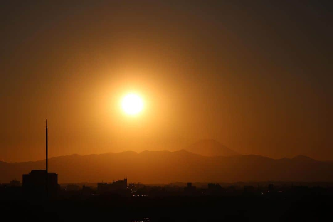 坂元美香さんのインスタグラム写真 - (坂元美香Instagram)「today's sunset 2021/11/11 16:24  富士山くっきり。 夕日っぽい夕日でした。  こんなに堂々と大きいのに 太陽が散々照り散らしたあとに ゆっくりと姿を現す富士山の謙虚さが すごく好きなのです😌  #sunsetphotobymikasakamoto  #sunset #夕陽 #夕日 #黄昏時 #夕焼け #tokyosky #やっぱり空が好き #イマソラ #タイムラプス #CanonEOSKiss8i」11月11日 18時08分 - mika_saka