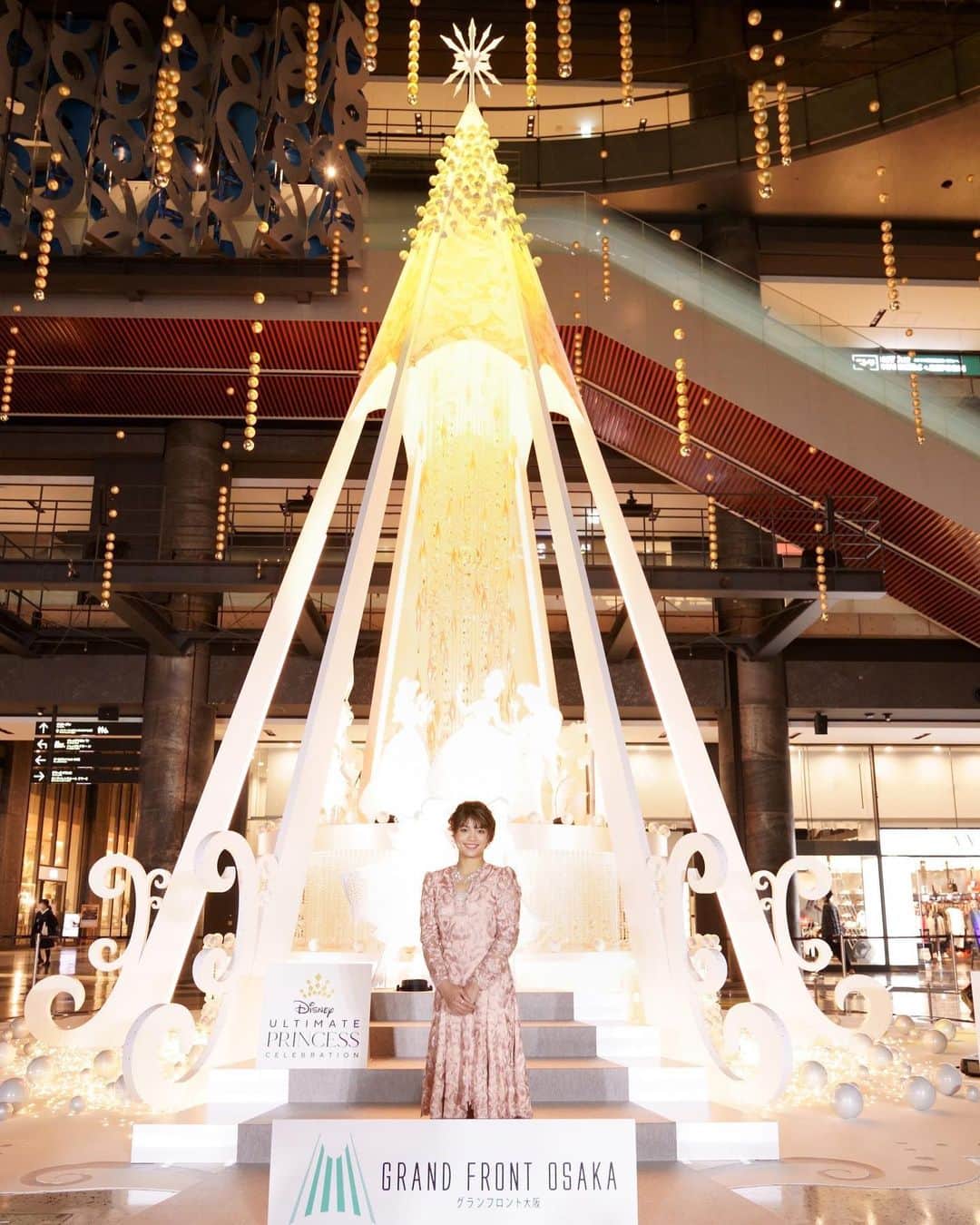 阿部詩さんのインスタグラム写真 - (阿部詩Instagram)「昨日はグランフロント大阪のクリスマスイベント『Grand Wish Christmas 2021 | Disney Ultimate Princess Celebration～Sparkling Moments～』ディズニープリンセスモチーフのクリスマスツリーの点灯式に参加させていただきました！  12/25までグランフロント大阪で開催中です！  #グランフロントクリスマス #ディズニープリンセス」11月11日 18時14分 - abe_uta
