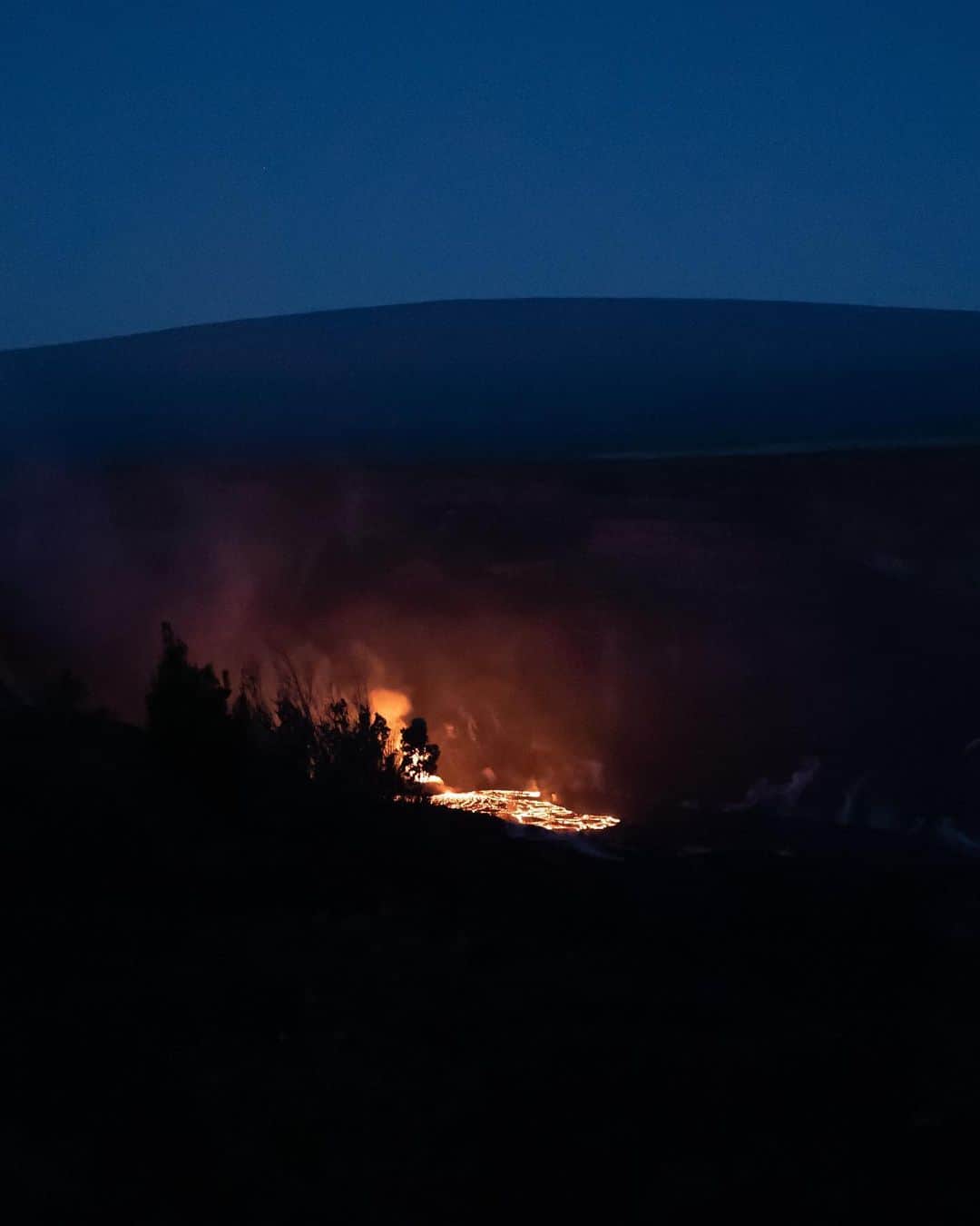 立花亜野芽のインスタグラム：「Finally we could see Pele during the eruption🌋噴火中のペレ様の中身が見れた♡メラメラと燃える溶岩が、とても美しい🌹  📸　@j.leelegacy   #kilauea #volcano #hawaiibigisland  #キラウェア火山　#ハワイ島」