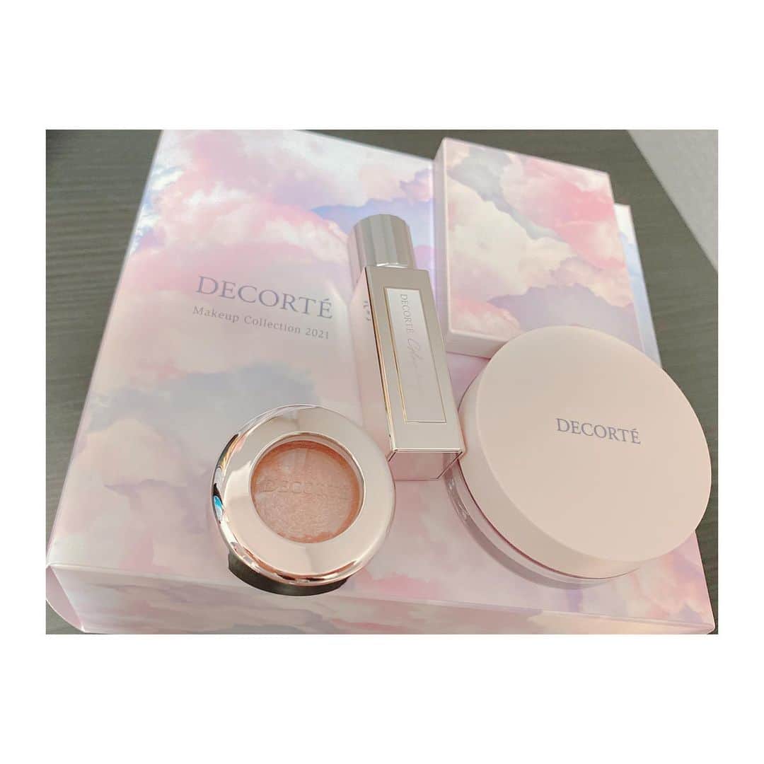 石井奏美のインスタグラム：「最近買ったもの☁️ たまには購入品紹介しようかな💭  予約していたコスメデコルテのコフレ💄  パッケージが乃木坂46さんの「今、話したい誰かがいる」の歌唱衣装に似ていて一目惚れ💜 わかる方いるかな？笑  絶妙なピンクのチークやリップが可愛くてお気に入りです✨  それでは今日も1日お疲れ様でした💐🧸ベストヒット歌謡祭みるぞ〜  #コスメデコルテ」