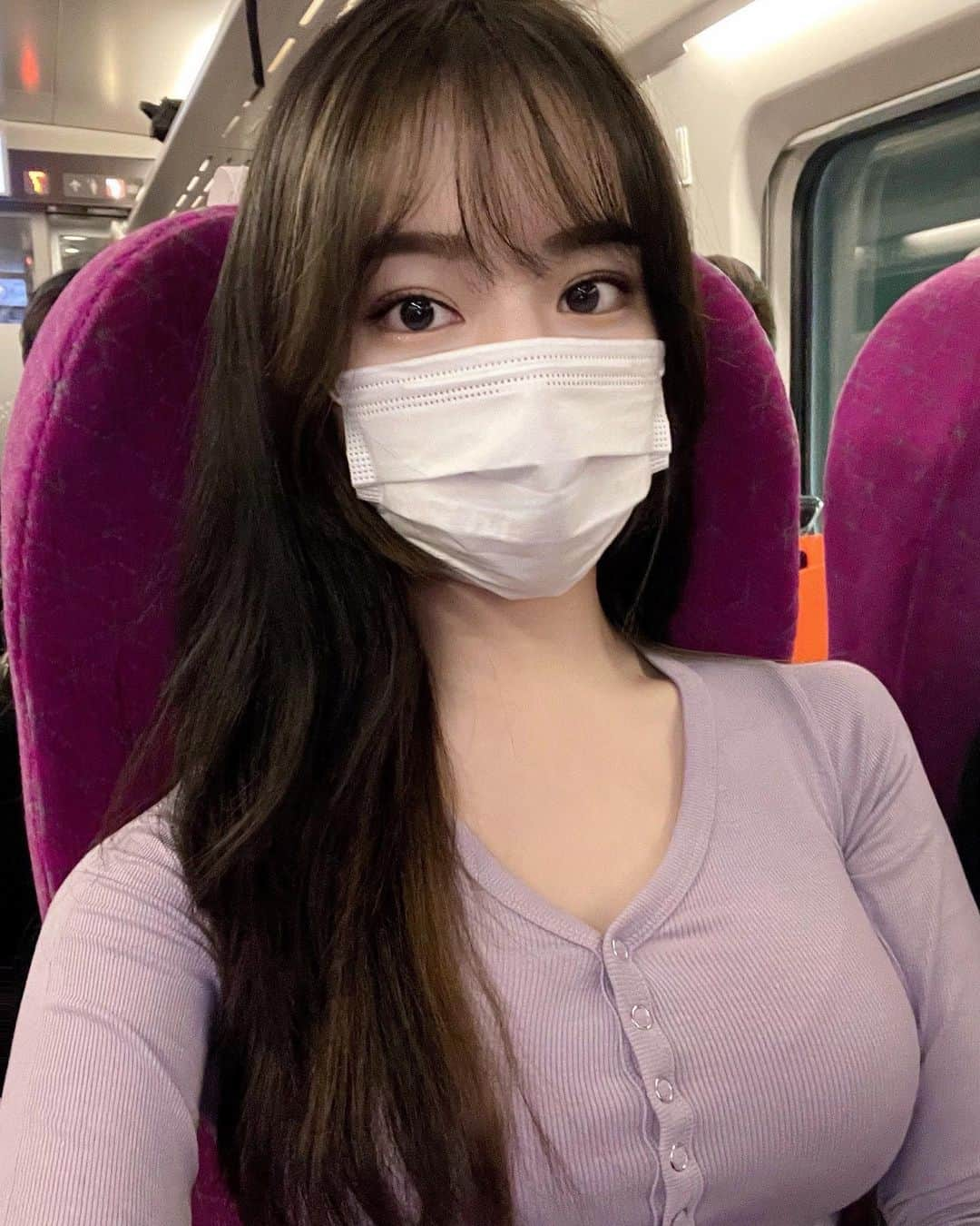 ダユンのインスタグラム：「땡모랑 같이 2박 3일 부산여행 가고 있어요 오늘은 도착하자마자 민락회센터에서 회 포장해서 광안대교 보이는 초장집에서 회에 대선 마실려구요!! ⠀ 혹시 부산 사시는 분들 예쁜 카페나 맛집 추천 부탁드릴게요 🙏🏻 해장국, 물회, 막창 곱창 다 격하게 환영 (저는 술꾼이라 무조건 낮부터 대선!!!!)  가서 음주 브이로그 부산편 찍어와야지 🌊🌊 ⠀ #부산여행 #부산맛집」