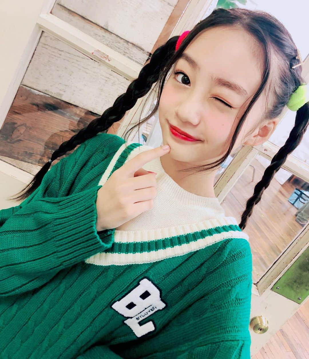 ニコ☆プチのインスタグラム：「😉💚  寒いので風邪ひかないよう気をつけよ~~🥳✨  #飯尾夢奏」