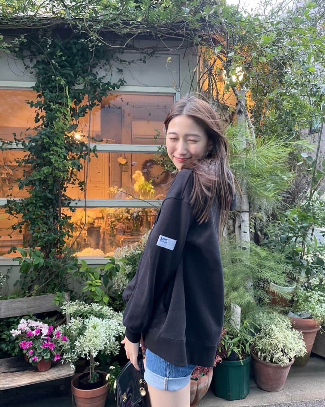 大野いとのインスタグラム：「お花に包まれた💐💐」