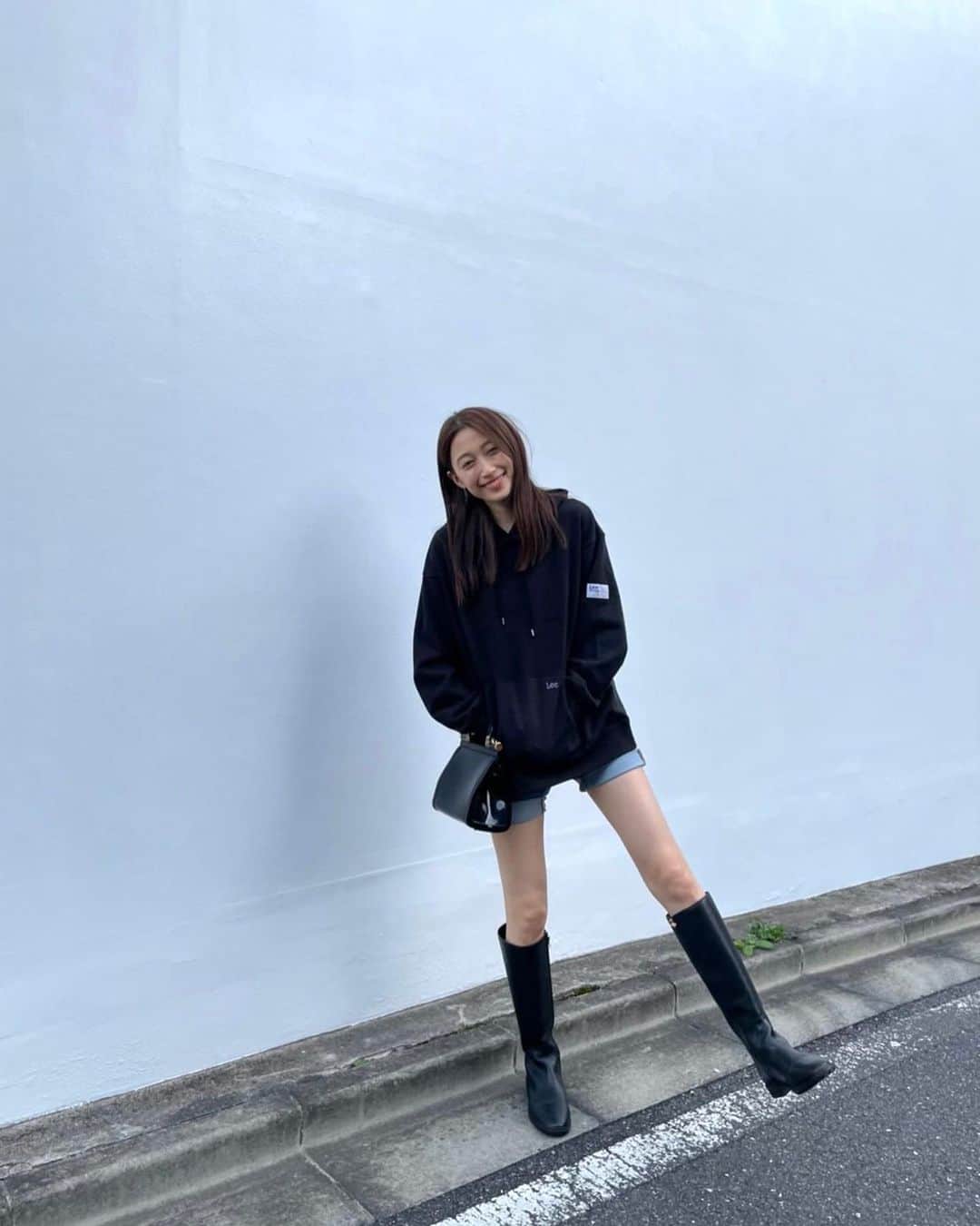 大野いとのインスタグラム：「全身❣️❣️ パーカー#lee ブーツ#coach  バッグ#dolcegabbana」