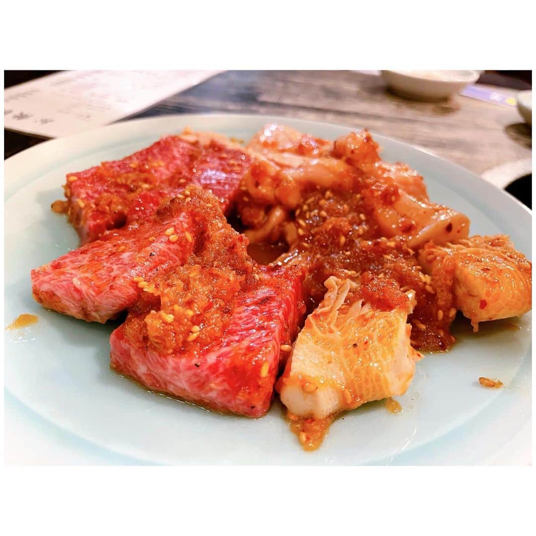 のインスタグラム：「トトが入院中はご飯を食べる気にもならず、、でも私が倒れわけにはいかないので食べるようにしてたけど何を食べてたか記憶なしw 1回だけめちゃくちゃ美味しい大阪のご飯屋さんに連れて行ってもらった時のみ覚えてる☺️ とにかくそんな感じでちょっと痩せてしまったので食欲、体力取り戻すべく昨日は久々に外食。 行ってみたかった焼肉屋さん"満月"へ🥩 大将おすすめメニューで。 タン刺しが品切れでハツ刺し。 次はタン刺し食べたいな😋 肉好きにはたまらない満腹&至福な時間でした♡ トトさんは外出中ずっと寝てました。(Furboで常にチェックw) 食欲も戻り日々回復してくれてます。 もうちょっとトトさん落ち着いたら大阪の有名な豚カツ屋さんに行く予定🐷 ちょっと遅めの食欲の秋到来です。 #yum #yummy #happy #焼肉満月」