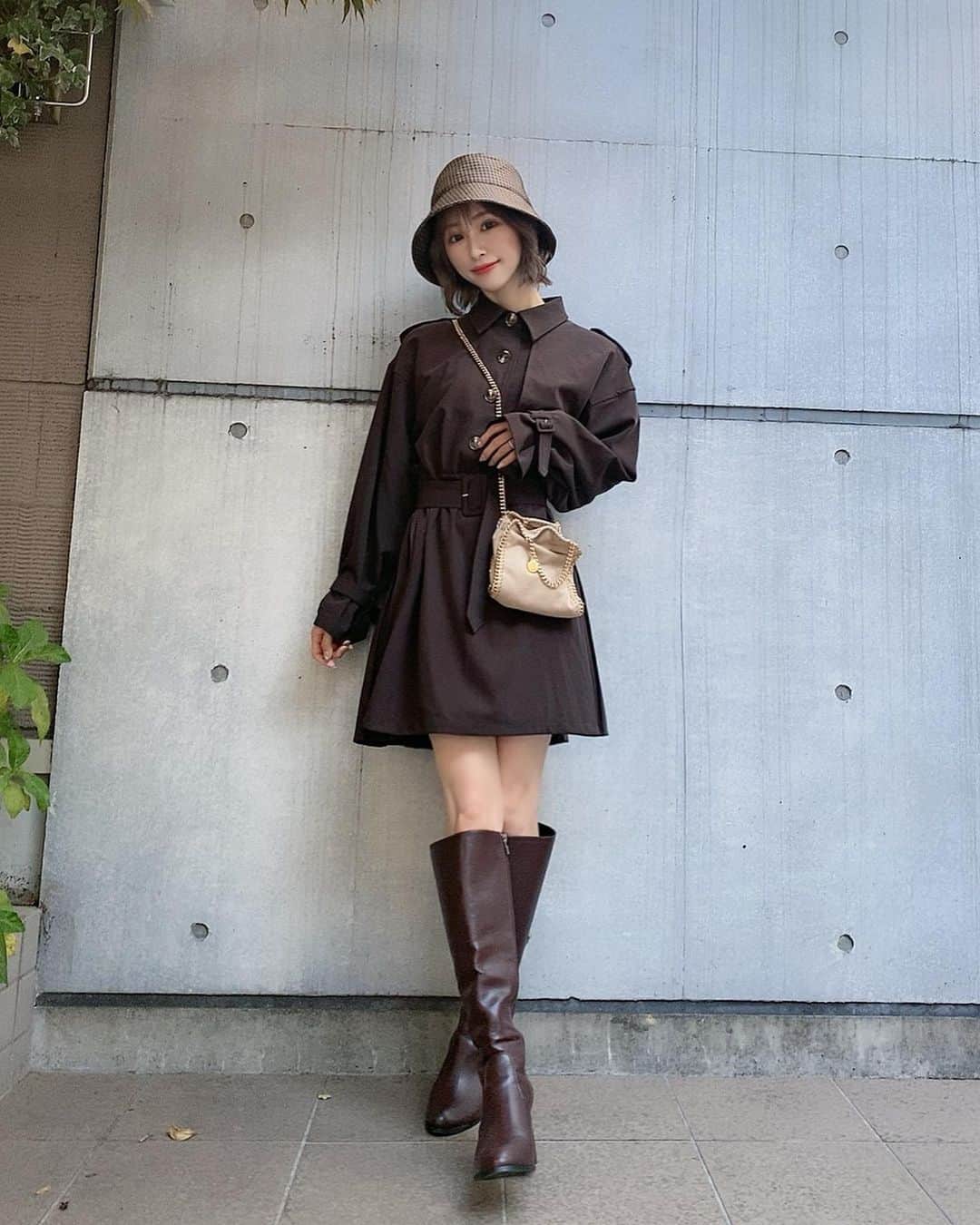 一ノ瀬恋のインスタグラム：「たまにはスカート👗♥️  @duras_official のバックプリーツトレンチワンピース👀 ブラウンでまとめた日🤎  #fashion  #cood #coodinate  #30代ファッション  #30代コーデ  #ショートカット #ショートボブ #ボブヘアー  #イエベ春 #骨格ウェーブ #アクティブキュート #令和2年ベビー #男の子のママ  #デュラス #ワンピースコーデ」