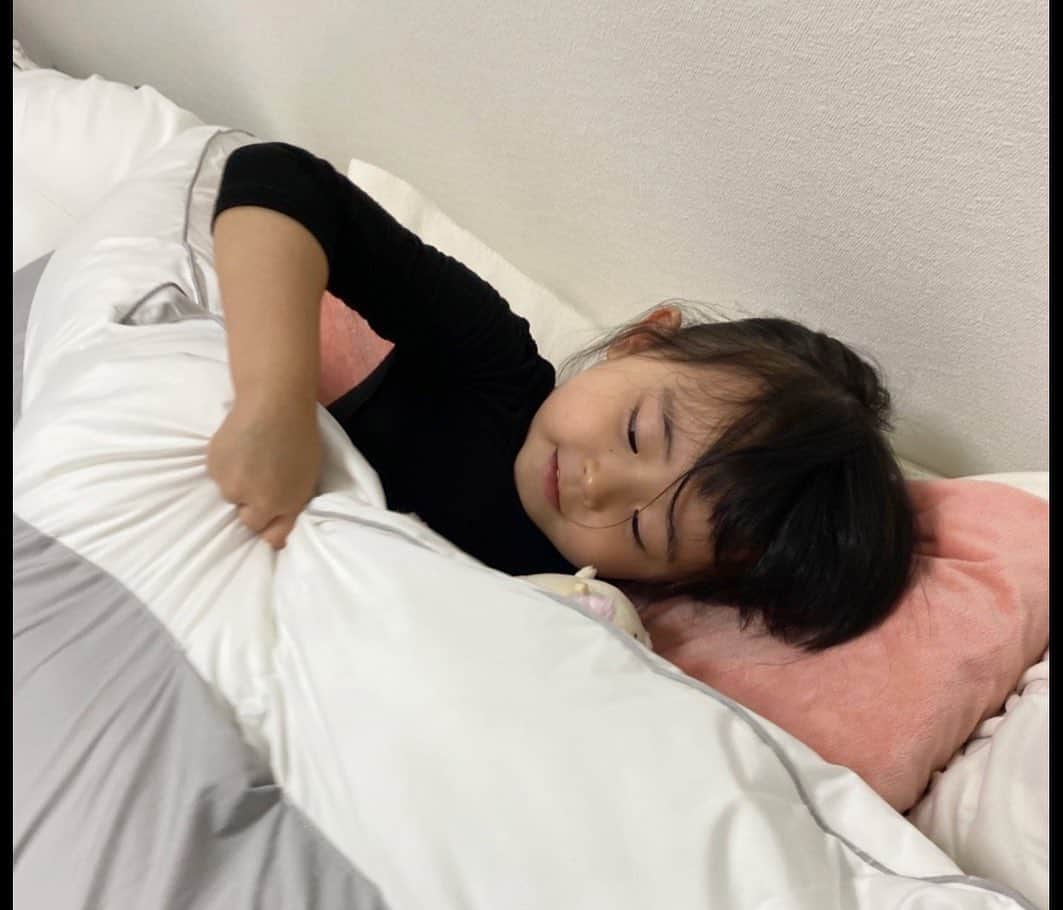 田中理恵さんのインスタグラム写真 - (田中理恵Instagram)「みなさんこんばんは😴💤  本日のYouTubeでご紹介させて頂いた、 @brainsleep_official 『ブレインスリープコンフォーター』について🤎  我が家では、ブレインスリープピローとマットレスを普段から愛用させてもらっているのですが、なんと‼︎  今回、『ブレインスリープコンフォーター』が本日11月11日に新発売になるとのことで、少しだけ早く体験させて下さいました👏  胸元部分に"ウェイトバランサー"が配置されていて、これがまた…ちょうどいい重さでバグされてるかのような安心感🤎☺️ お布団の両サイドにも、ウェイトが置かれていて、寝返りをうってもお布団がズレにくいから、あれ？肌寒いな〜なんてことが無くて快適をキープしてくれています😌  それに、新素材の"ファイバーボール"を使用した中綿も軽くてすごく暖かいの‼︎‼︎  そのお陰か、娘も私もグッスリです😴  #ブレインスリープ さんの14種類ものこだわりがつまった 『ブレインスリープコンフォーター』を是非お試しください🤎🤎  #PR #ブレインスリープ  #ブレインスリープコンフォーター #睡眠」11月11日 19時55分 - riiiiiie611