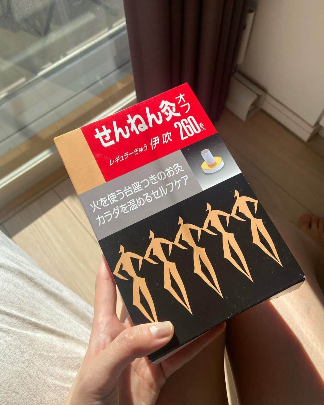 福井セリナさんのインスタグラム写真 - (福井セリナInstagram)「肩が凝った時、とっても良いのがこれ。 お灸です！小さな筒の中に薬草が詰まっていて、 先に火をつけるとお香のように煙が出ます。 筋肉が張っているところにおくと、じんわりあったまって来て楽になります。手軽に手に入るのでおすすめ〜！腰痛にも🙆‍♀ 大容量で家にある🤣  If you have stiff shoulders, I highly recommend this. Moxibustion. Herbs are packed in the small tube and when you put a fire on the tip, it emits smoke like incense. This item is from oriental medicine🧘‍♀️🍃 You cold relax by placing it where your muscles are tight.It also works for back pain.  My English school♡ ▶️ @90english.online  Teacher ♡ ▶️ @imnatfromjapan   #お灸女子 #肩こり #腰痛 #stiffshoulder  #backpainrelief #orientalmedicine」11月11日 20時24分 - serinafukui__