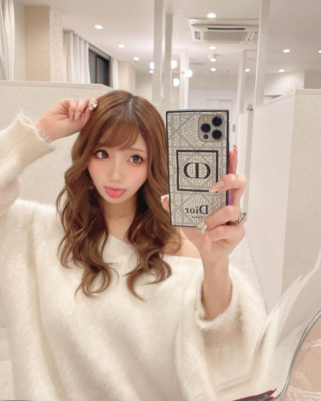 まゆぴちゅーさんのインスタグラム写真 - (まゆぴちゅーInstagram)「New iPhoneケース📱💎💋  ディオールデザインのキラキラだよ🥰❤︎  スクエアなのもかわいいっ💓  ここでデコケースのオーダーしました😍✩！  ▶︎ @deco_ms.pop   キラキラかわいいよね🙈💓デザインドツボ❤︎  自分の好きなのでオーダーできるから ぜひチェックしてみてね( ⸝⸝⸝⁼̴́◡︎⁼̴̀⸝⸝⸝)💓💓💓 . . . #caseiphone #iphonecase #iPhoneケース #あいふぉんけーす #デコケース #オーダーケース #オーダーメイド #白コーデ #ホワイトコーデ #冬服コーデ #もこもこコーデ #ビジョビ」11月11日 20時25分 - mayu_03pichu