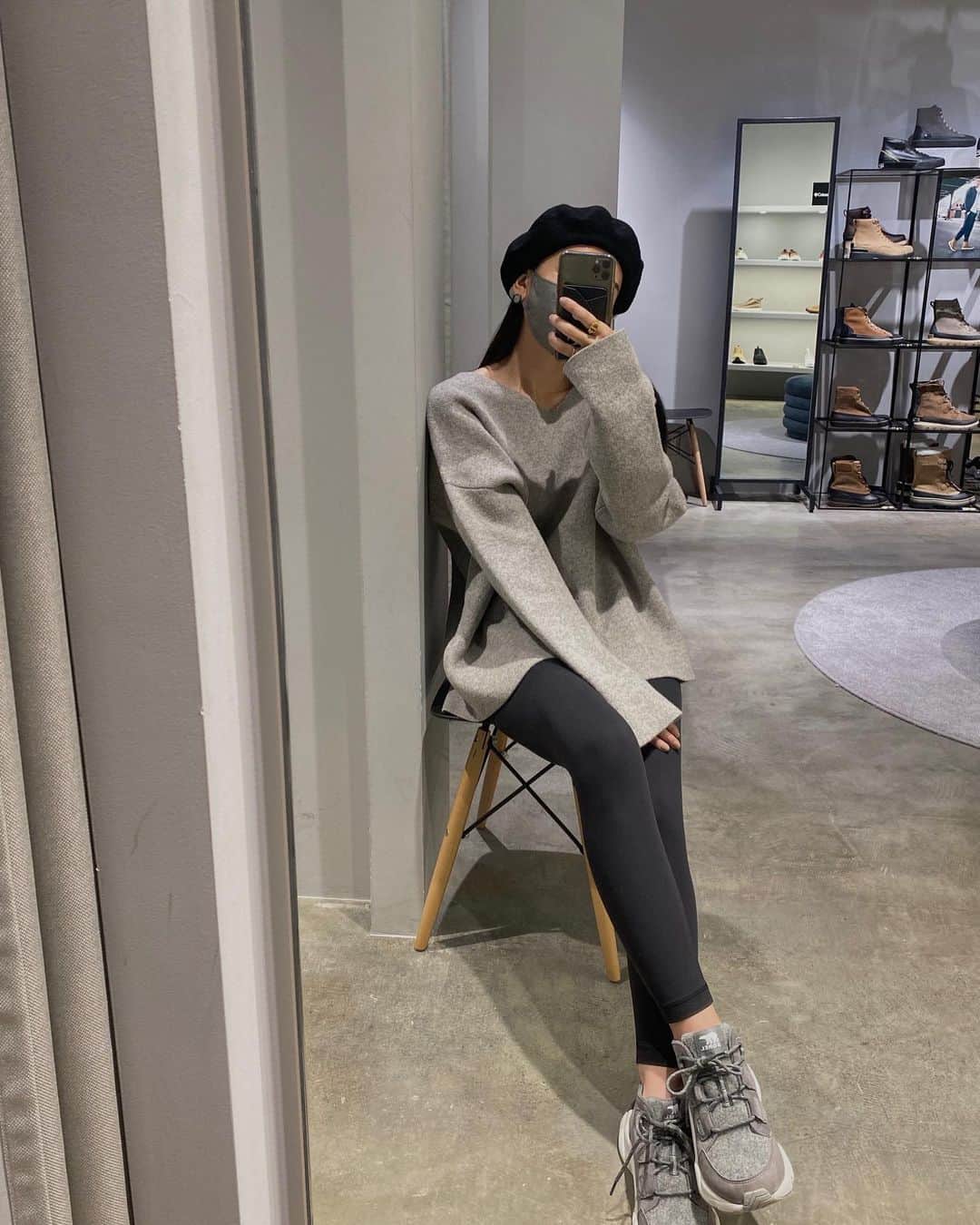 鈴木詩織のインスタグラム：「SORELのシューズ🐻‍❄️  防水だから雨や雪の日に履けてシンプルなのがたくさんあった♡ ソールが厚いのに軽くてリリーの散歩にもよさそう🐶  新宿ルミネ2/4階にPOP UP STOREがあって、商品のラインナップが豊富だった♡  先着でモバイルバッテリーのノベルティがもらえるそうです✔︎シロクマがかわいい♡  12日からルミネの10%OFFが始まるからお得に買えそう👡 @sorel_jp   #SOREL#ソレル#pr」