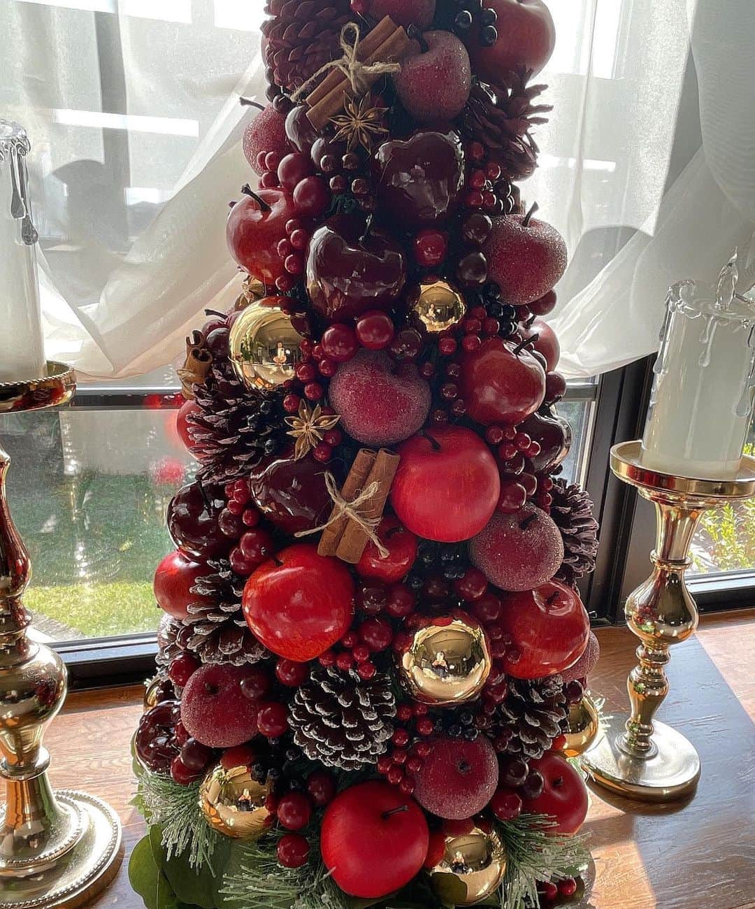 水谷雅子さんのインスタグラム写真 - (水谷雅子Instagram)「今年も大きなポインセチアが届きました。😃 先日購入したりんごのクリスマスツリーも早めに飾り始めて、少しずつアイテムを増やしていくのも楽しいですよね。🍎🎄✨ 大きなクリスマスツリーもそろそろ出して飾ろうと思います。🎄☺️🎶 #クリスマスツリー#りんごのクリスマスツリー  #オーナメント#毎年少しずつ #飾り #クリスマス#少し早いクリスマス気分 #水谷雅子#水谷雅子beautybook50の私  #水谷雅子の美容の秘訣シリーズ」11月11日 20時39分 - mizutanimasako