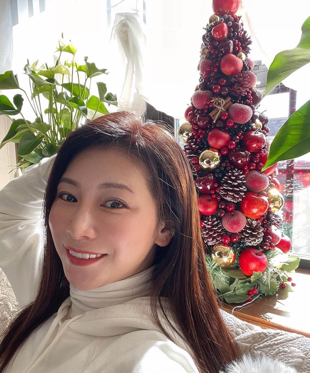 水谷雅子さんのインスタグラム写真 - (水谷雅子Instagram)「今年も大きなポインセチアが届きました。😃 先日購入したりんごのクリスマスツリーも早めに飾り始めて、少しずつアイテムを増やしていくのも楽しいですよね。🍎🎄✨ 大きなクリスマスツリーもそろそろ出して飾ろうと思います。🎄☺️🎶 #クリスマスツリー#りんごのクリスマスツリー  #オーナメント#毎年少しずつ #飾り #クリスマス#少し早いクリスマス気分 #水谷雅子#水谷雅子beautybook50の私  #水谷雅子の美容の秘訣シリーズ」11月11日 20時39分 - mizutanimasako