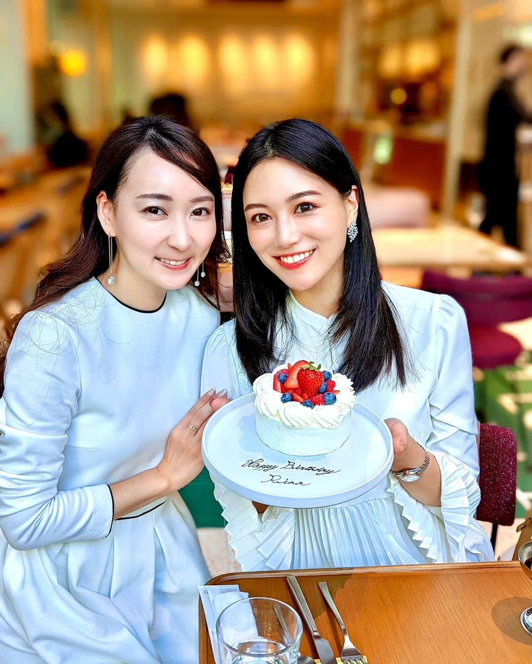 石井里奈さんのインスタグラム写真 - (石井里奈Instagram)「こんばんは❤️ . 今夜は里奈ログ＠誕生日編✨ お誕生日が終わってからも大好きなお友達がお祝いしてくれたので嬉しいので投稿😘💗 . @reikonohmi ちゃんと @theuppertokyo でランチ💕行ってみたかったレストランで嬉しかった〜😊💕そしてコースの最後にはなんとホールケーキを用意してくれてて🤣！持ち帰りはできないケーキだったのでデザート食べた後に半ホール食べて、れいちゃんにびっくりされました🤤❤️気持ちが嬉しすぎて美味しいし完食しちゃったよ🐷💛 . @natsukov は @requinquer でディナーを❤️どの料理も美味しくて絶対また訪れたいお店！メインもデザートも美味しかった〜🎵 おなつといると写真のことを忘れて飲んでるので、最後必ず顔が茹たこに🐙昔から飲むとすぐ顔赤くなるんだよね🤣（お父さん譲り） . そして誕生日エステは定期的に通っている @blair_salon へ💗今回もクリスティーナのエステと足のポールシェリーのエステを同時施術で🎵 しかも今日から大阪店もオープンみたいで本当勢いがすごい🥰 @ozawanayo ちゃんの美容愛が大阪にも浸透していくのが嬉しい💗おかげで顔はツヤツヤ、足はむくみスッキリで気持ちよかったです😊🥰 . 糖質たくさん食べると水分溜め込みやすいので @paul_scerri_japan でしっかりおうちでもデトックスします！ . 今日もお疲れ様でした💗 . #りなまるグルメ #誕生日 #誕生日サプライズ #hbd #birthdaygirl #happybirthday #誕生日ランチ #誕生日ディナー #東京ランチ #丸の内ランチ #theupper #白金ディナー #白金グルメ #白金 #丸の内 #フレンチ #東京フレンチ #誕生日ケーキ #birthdaycake #ショートケーキ #スイーツ女子 #クリスティーナ #田中みな実 #christina #フェイシャルエステ #痩身エステ #痩身 #足痩せ #脚痩せ #美脚」11月11日 20時39分 - ri7tin1025