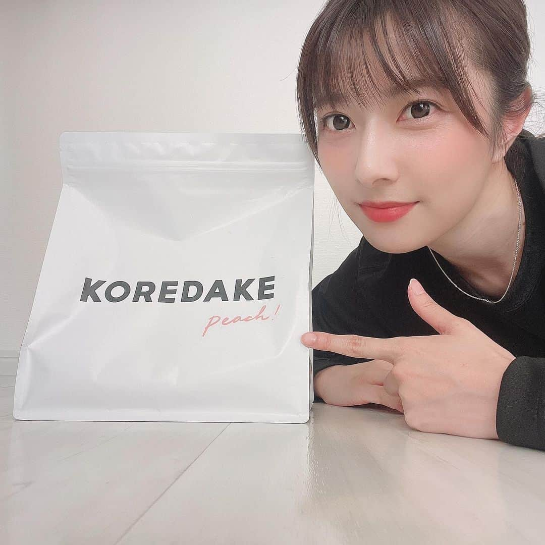 林田雪菜さんのインスタグラム写真 - (林田雪菜Instagram)「最近ちょいと食欲がなかったもので 栄養を補うためにも またプロテインを取り入れました💪  安定の#KOREDAKE @koredake_official  むしろこれしかプロテイン飲んだことないから他はわからないけど 栄養たっぷり補えるし 満腹感あるし ちなみにこれピーチ味🍑 味も美味しいから続けやすいんだよね〜☻  今まではバレエのレッスンの後に夜ご飯として飲んでたけど これからは朝ごはんとして毎日プロテイン飲もうかなと💪 体重落ちるとすぐ顔が痩けて見えるから しっかり筋肉つけて栄養とって体重管理しなきゃ💀  何が言いたいかと言うと、プロテイン飲むのはダイエット目的だけじゃないよってこと✌️ 気になった方はシェーカープレゼントの限定クーポンコードもあるのでコメントを♡  #KOREDAKE #ウェルネスプロテイン #プロテイン #女性用プロテイン #健康 #栄養補給 #身体作り #健康づくり #健康第一 #プロテイン迷ったらこれ #ピーチ味 #飲みやすさ◎ #満腹感◎ #発表会までにベストな身体作るぜ💪 #pr」11月11日 20時52分 - hayashidayukina