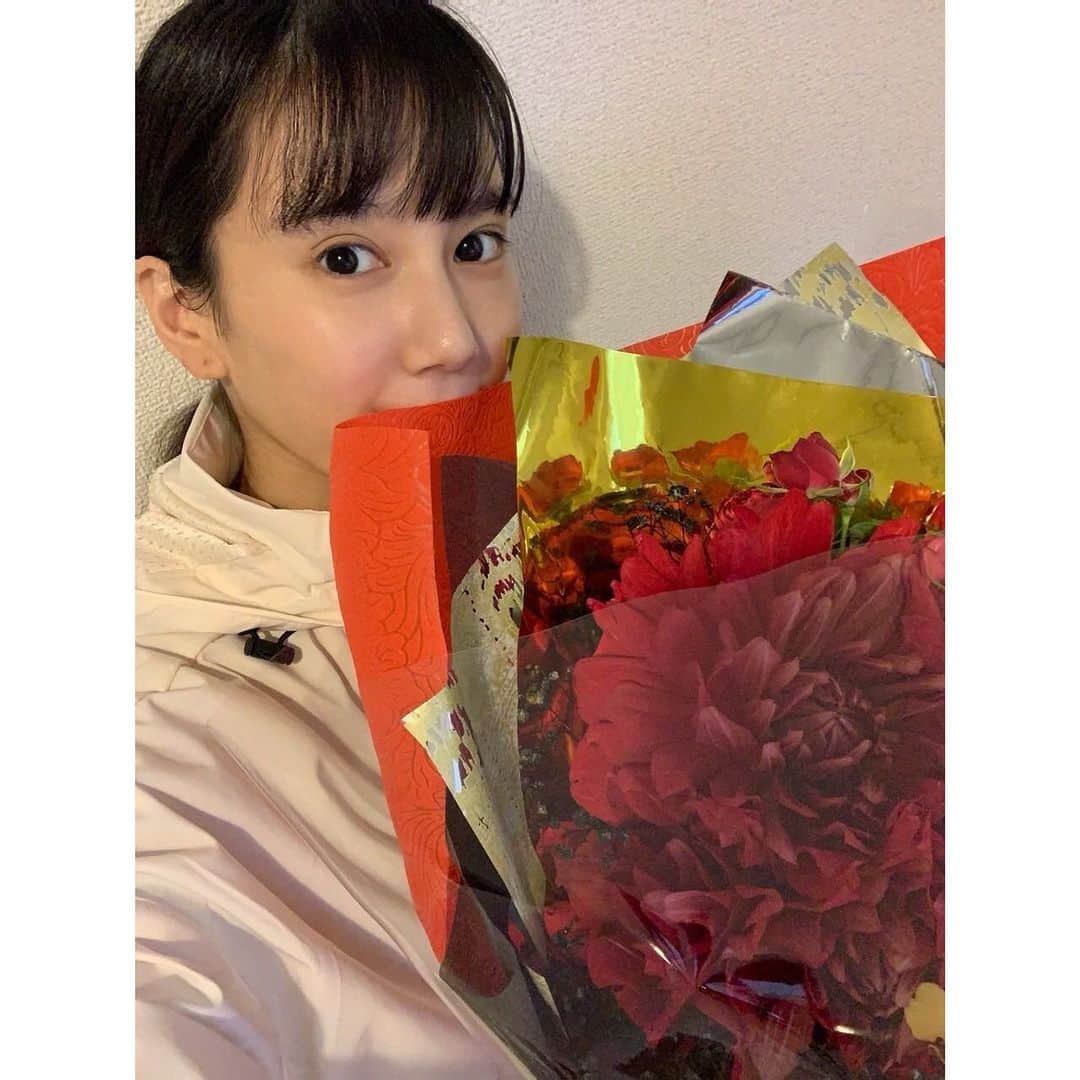 山本千尋のインスタグラム：「素敵なお花と素晴らしい期間を頂きました。 準備を含めこんなにも長期間、1つの作品の事を考え、またその一部となれた事に感謝の気持ちでいっぱいです。  #beautiful  #flower #thankyou」