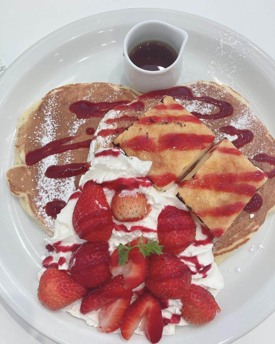 音井結衣さんのインスタグラム写真 - (音井結衣Instagram)「🍴🥞pancake break🥞🍴 パンケーキ嬉しくていつもより自然な表情をあげるね ・*:..｡o○☼*ﾟ・*:..｡o○☼*ﾟ・*:..｡o○☼*ﾟ #ボブヘアー  #パンケーキ  #錦糸町カフェ  #カフェ  #フレンチガーリー  #japanesegirl  #pancakes  #cafe  #breaktime  #animegirl  #kawaii  #instadaily  #food  #foodstagram  #instagood  #てぃっくとっく  #tiktok  #tiktokers  #naturalsmile  #like4likes  #followme  #share  #yummy  #kawaiigirl  #uwu  #いいね返し  #流行り」11月11日 21時00分 - otoi_yui_19