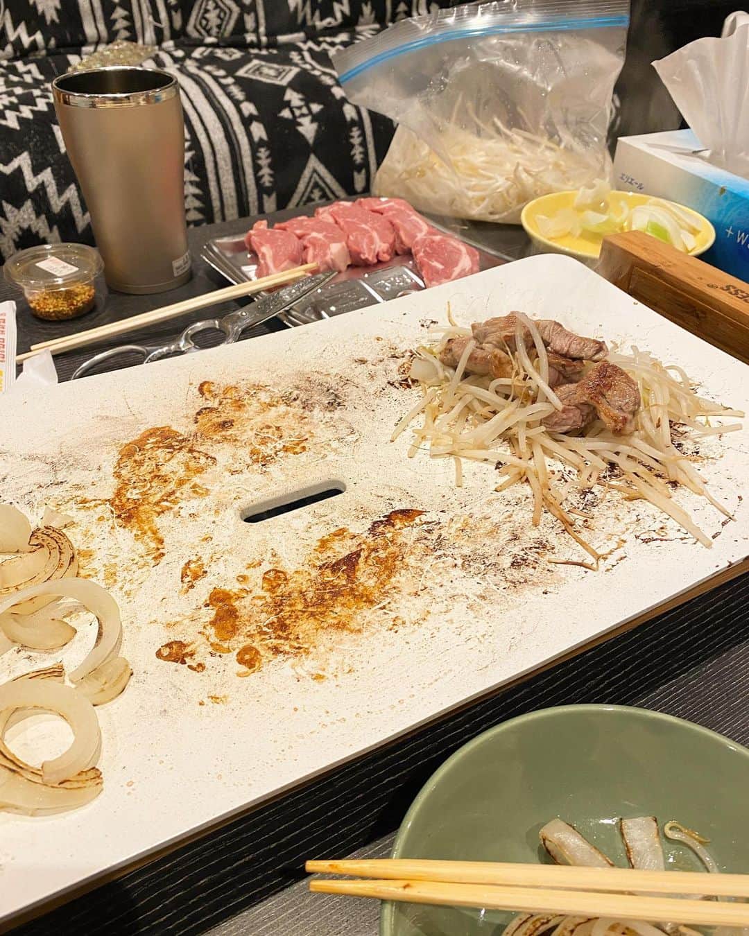 仁科仁美のインスタグラム：「お家ホットプレート簡単ご飯🍚♡  ※お家の中は臭くなります！笑」