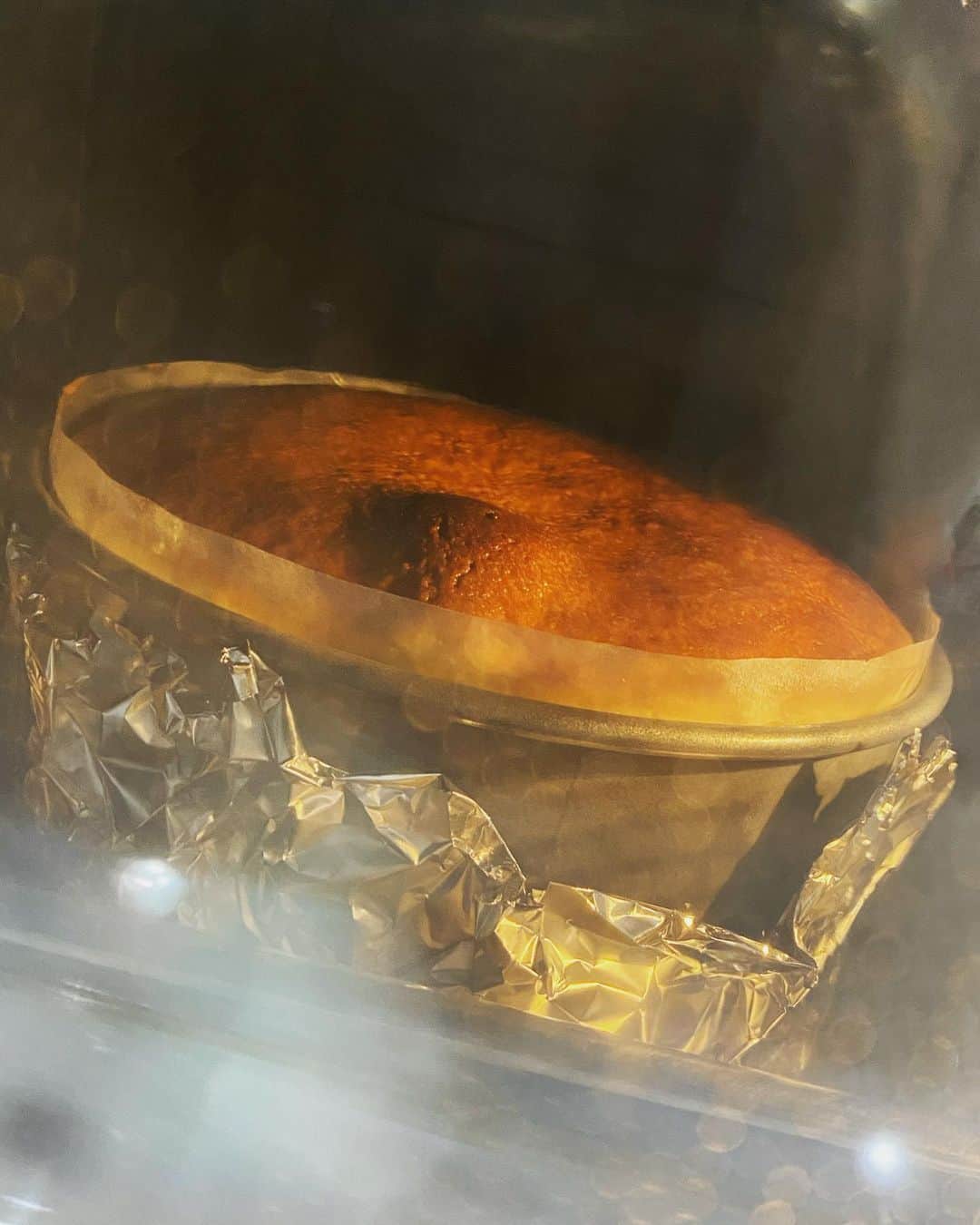 大寺かおりさんのインスタグラム写真 - (大寺かおりInstagram)「おうちで作ってみました🥳 大好物のNYチーズケーキ💛 こんなに簡単に美味しくできるとは✨ . 焼いているときのワクワク感と キッチンに漂う良い香りがたまらない☺️ . . #チーズケーキ #大好き #nycheesecake #cake #homemadecake」11月11日 21時09分 - kaori_ootera