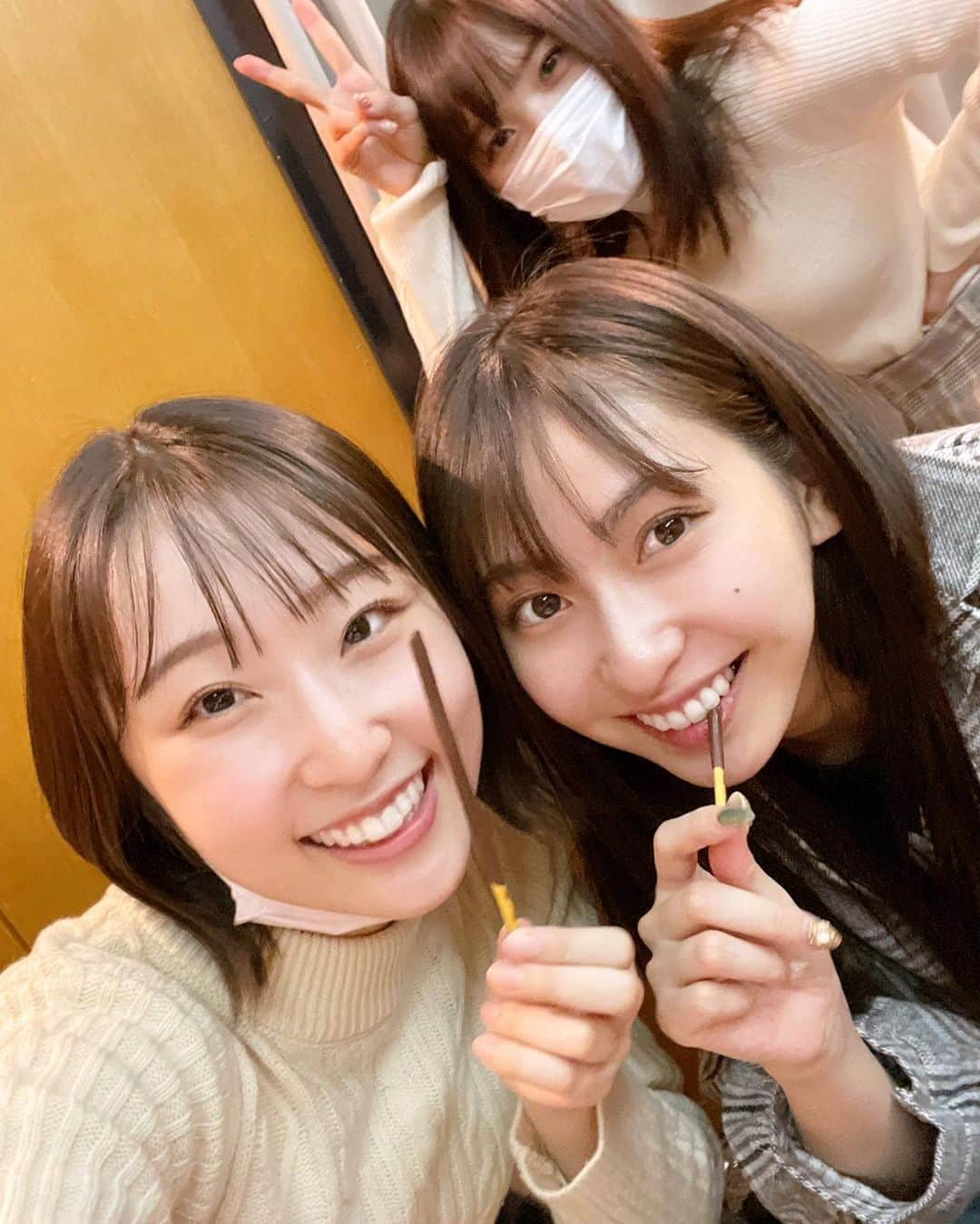 稲場愛香さんのインスタグラム写真 - (稲場愛香Instagram)「( ・∀・)つ─━━━━ ⁡ ⁡ ポッキーの日❣️ ⁡ ⁡ #juicejuice #稲場愛香 #まなかん #アイドル #idol  #ポッキー #ポッキーの日 #2枚目は通りすがり 笑 #みんなでポッキー食べた #美味しかった #好きなのは  #極細 #冬のくちどけ #つぶつぶいちご  #冬のきらめき #気になる 🧈♡」11月11日 21時14分 - manaka_inaba.official