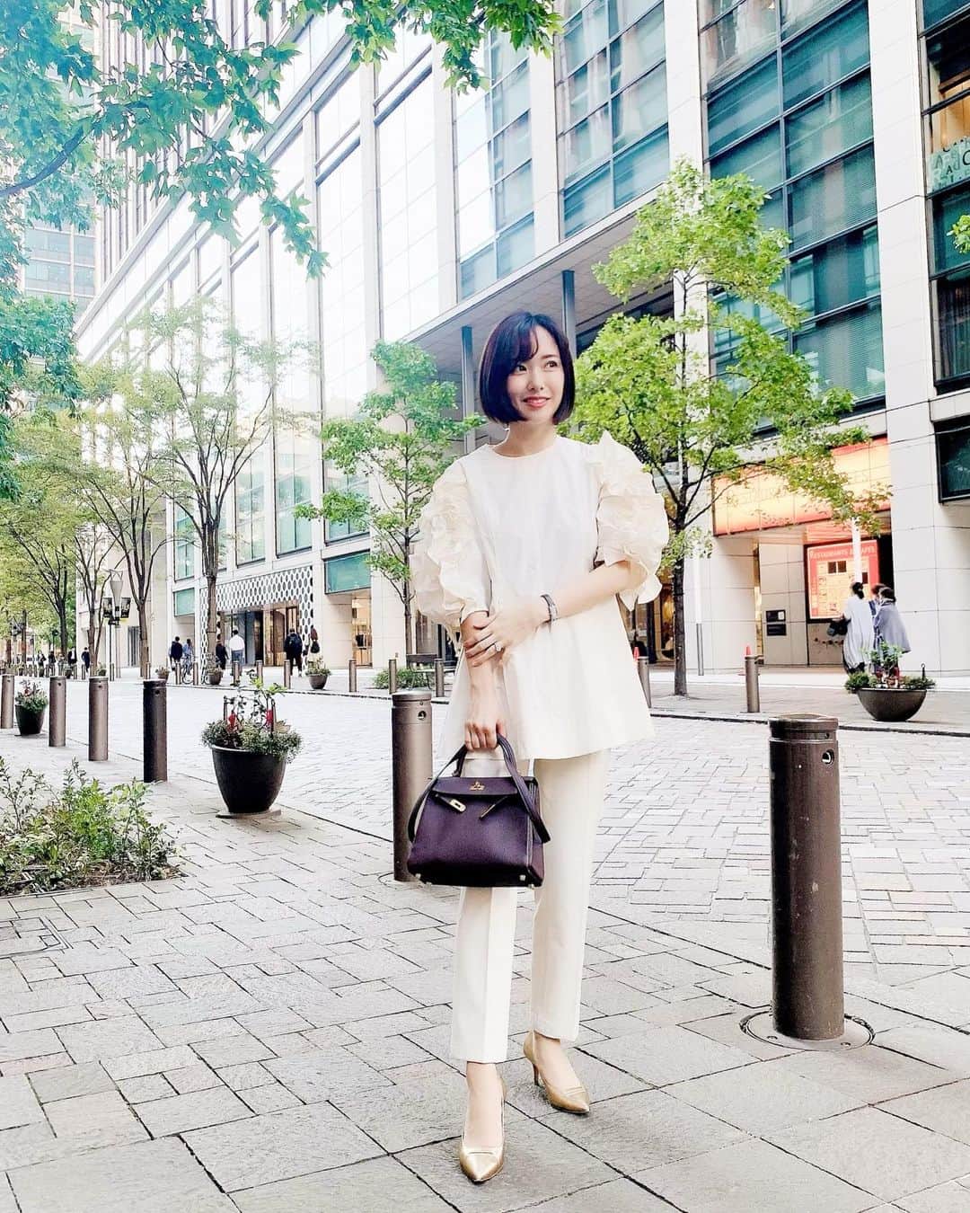 近本あゆみのインスタグラム：「ぽわん袖にお花の飾りが可愛いブラウス💕 展示会で頼んで届くのずっと楽しみにしてたやつ❤️ 半袖だけど上にニットとか着てまだまだ着たいです🥰❤️ パンツは自分的ベストテーパードな#ユニクロ の#スマートアンクルパンツ 🙆🏻‍♀️🙆🏻‍♀️ * *  #fashion #ootd #code #coordinate #コーデ #ファッションコーデ #今日のコーデ #きょコ #ファッション好きな人と繋がりたい #おしゃれさんと繋がりたい #ファッションスナップ #いつコ #いつかのコーデ #ママコーデ #ママライフ #ママファッション #ワーママ #ママの休日 #2歳児ママ #男の子ママ #ニ児ママ #女の子ママ#赤ちゃんのいる生活 #お散歩コーデ #産後コーデ #ユニクロコーデ #ユニジョ #uniqlo」