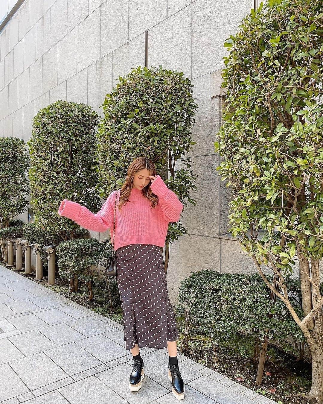 のインスタグラム：「キューピットパラサイトの 舞台を観劇してきました💞 ⁡ ゲームに続き、舞台の方でも TheBiscatsの"恋はあせらず"を テーマソングにしていただきました🥺✨ ⁡ ゲームの世界から飛び出したかのような 素晴らしいキャストの皆さん、 そして素敵な物語の中に自分たちの楽曲。 ⁡ もう、、、本当に嬉しくて感激でした🌹 ⁡ クスッと笑えちゃうシーンもあったり とてもおもしろいので皆さまもぜひ🎵🎵 ⁡ #misakicode ⁡ knit→ @zara  skirt→ @jouetie_official  shoes→ @stellamccartney  bag→ @chanelofficial  ⁡ #キューピットパラサイト #キュピパラ #キュピステ #zara #ザラ #jouetie #ジュエティ #stellamccartney #ステラマッカートニー #chanel #シャネル #コーデ #code #fashion #ファッション #ピンクニット #ぴんく」