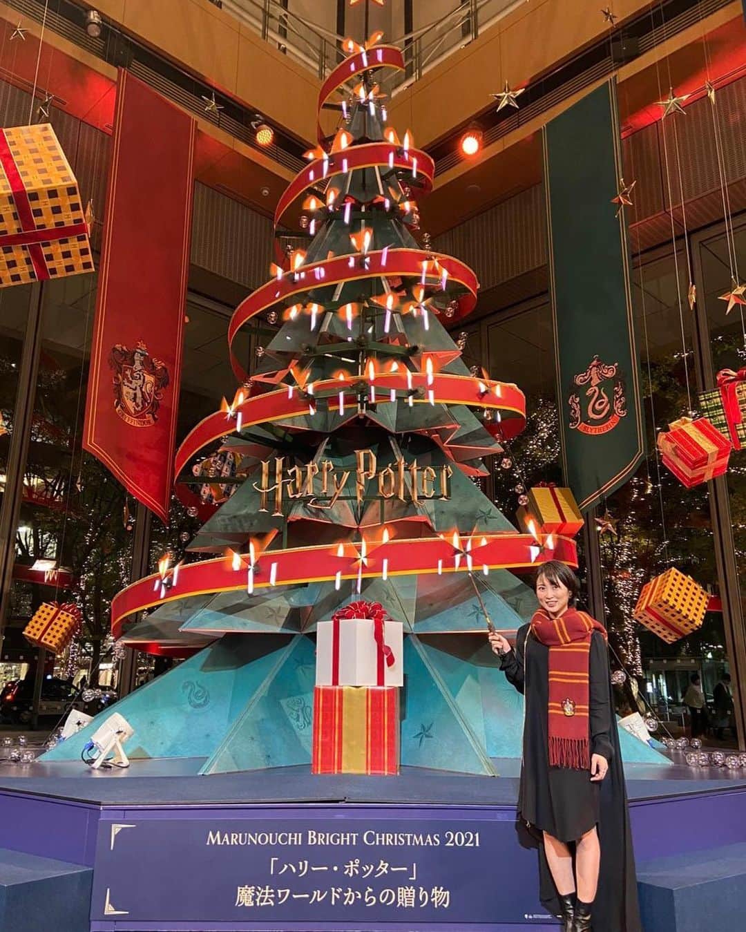 志田未来さんのインスタグラム写真 - (志田未来Instagram)「Marunouchi Bright Christmas2021 「ハリー・ポッター」 魔法ワールドからの贈り物🧙‍♀️🎄🌟  イルミネーションは 12月25日までです❣️ 皆さまぜひ見に行ってみてください✨」11月11日 21時49分 - mirai_fanaccount