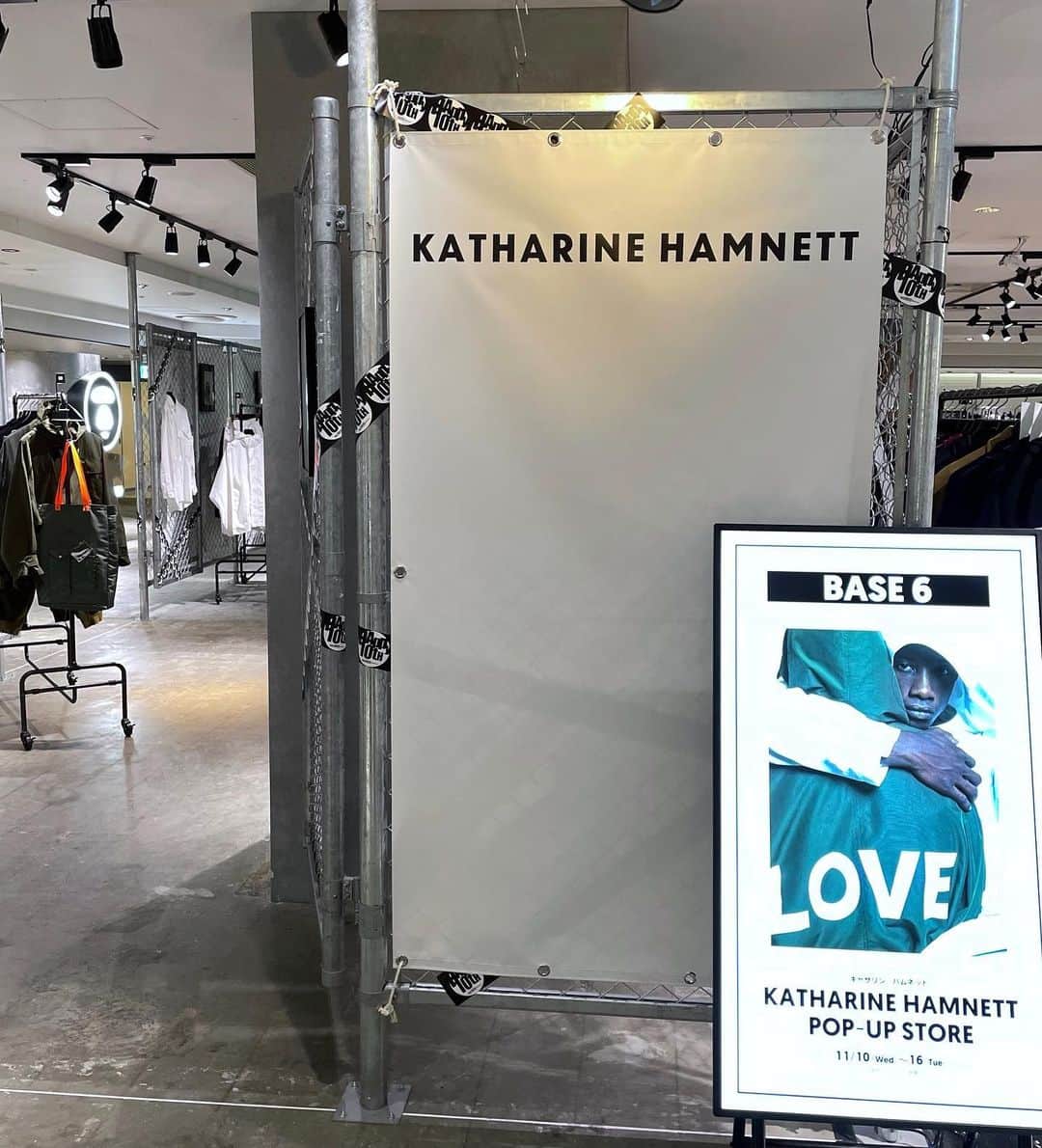 江崎ななほのインスタグラム：「@katharinehamnett_jp のPOPUPへ行ってきたよ✌︎ 持ってるバッグが可愛すぎたな 　 #katharinehamnett #キャサリンハムネット」