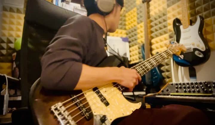 奥野翔太のインスタグラム：「#ベースの日 ということで。 カッコいいベースラインを弾くためだけに自分たちの楽曲を原型なくなるぐらいリアレンジする僕は変態なんだと思います。  これからもマニアックでニッチな需要に応えていけるベーシストであり続けようと思います🕺✨  #WEAVER #HardToSayILoveYou #素直になれなくて #basslovers #bass #bassplayer #thebassday」