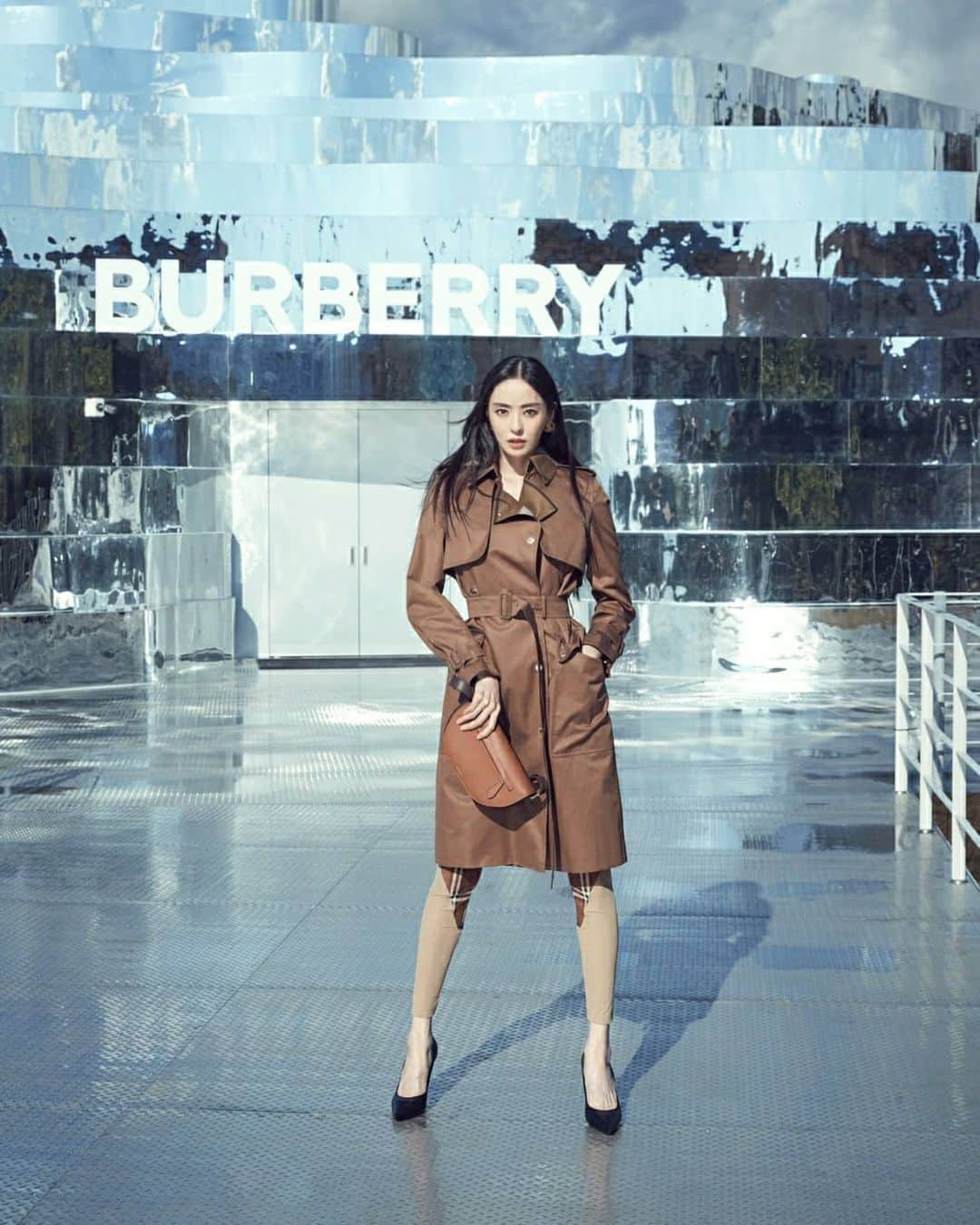 イ・ダヒさんのインスタグラム写真 - (イ・ダヒInstagram)「love burberry💋  #BurberryOuterwear #BurberryJeju #Burberry @Burberry」11月11日 22時41分 - dahee0315