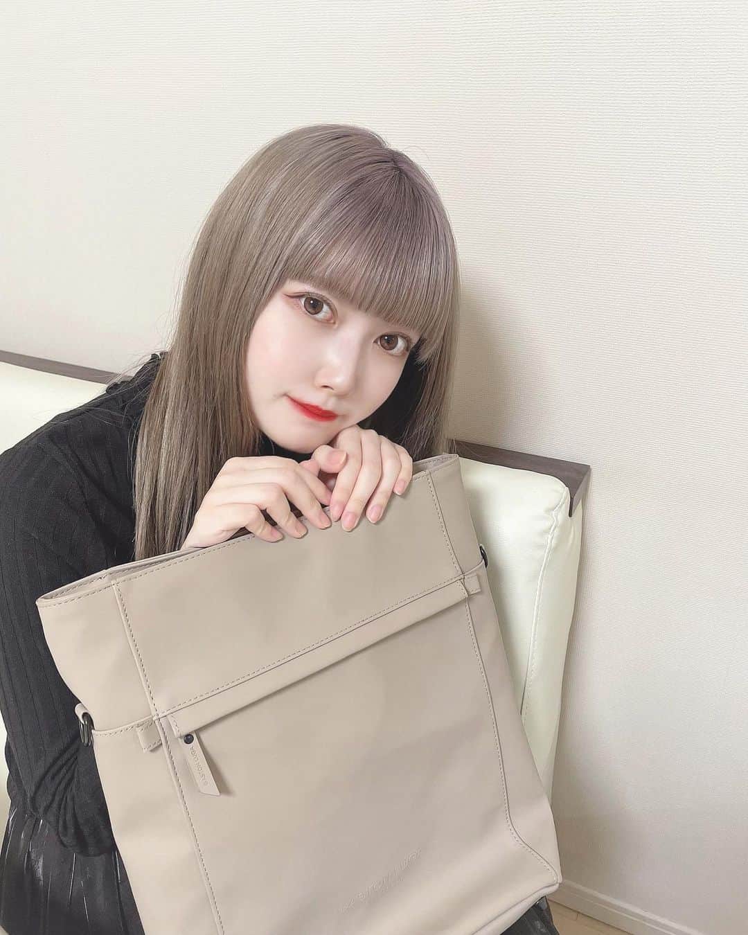 戸川栞那のインスタグラム：「お気に入りの @gastonluga さんのリュック🐈 大学4年生で卒論の時期なので、パソコンや資料がすっぽり入る大きさで2wayはありがたい〜(；；)📗  偶然髪とリュックの色がぴったりだった！笑 髪色は @fuga_genuine さんです〜色落ちなのにミルクティーみたいな色で本当に可愛い🥲 フウガさん天才的なんよ👼🏻  また、gastonlugaさんでは11/12〜27までブラックフライデーキャンペーンを実施されているみたいです！👼🏻 全製品25%OFFになったり、製品の交換＆返品可能期間が60日間に延長されていたり、GLトイレタリーポーチがもらえたりと豪華なキャンペーンになっているので、気になってる方はぜひぜひチェックですよ〜(*´ー｀*)🌸  #大学生 #大学生コーデ #女子大生 #女子大生コーデ #女子大生の日常 #gastonluga #ガストンルーガ #バックパック #リュック #ヴィーガンレザー #シングルスデー  #ハイトーン #ハイトーンカラー #色落ち #サロンモデル #サロモ #サロンモデル東京」