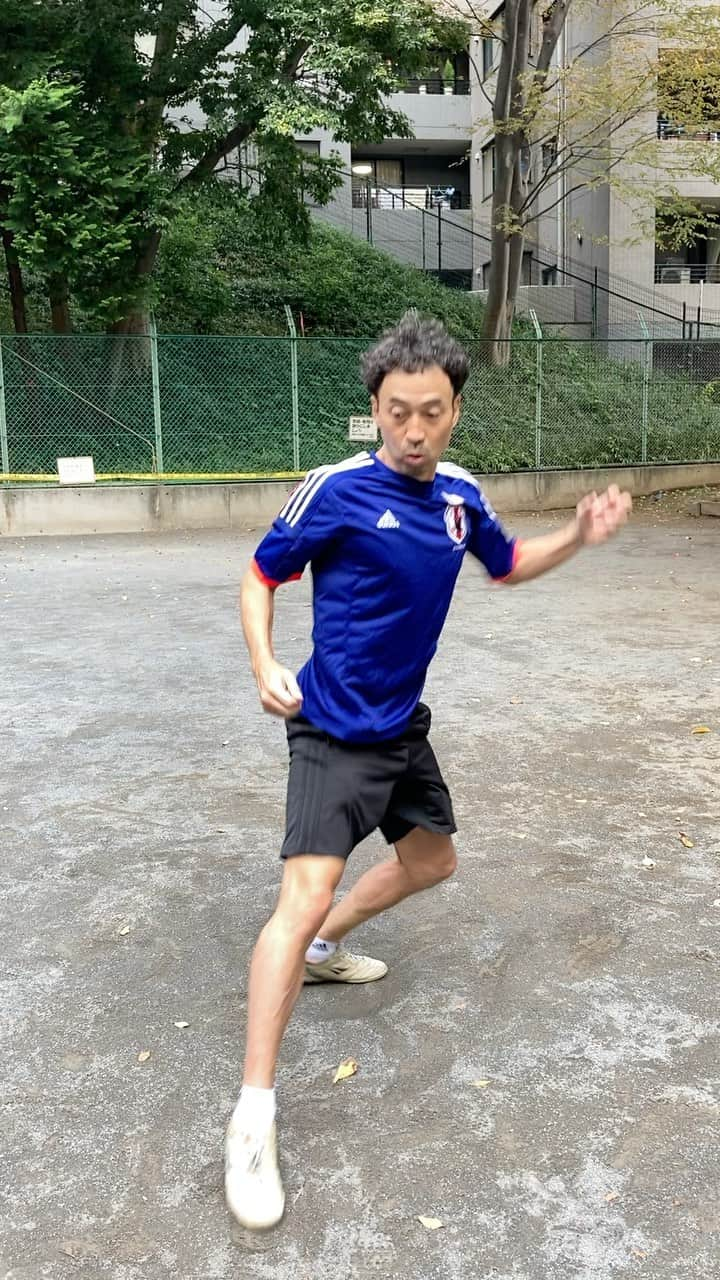 ワッキーのインスタグラム：「Jリーグモノマネシリーズ⚽  ラインズマンのジャッジについついイタリアが出てしまう FC東京の長友選手✨  ・最後欲しがった結果ダサかった😣  #Jリーグ #FC東京 #長友佑都 #ワッキーチョイス #モノマネ」